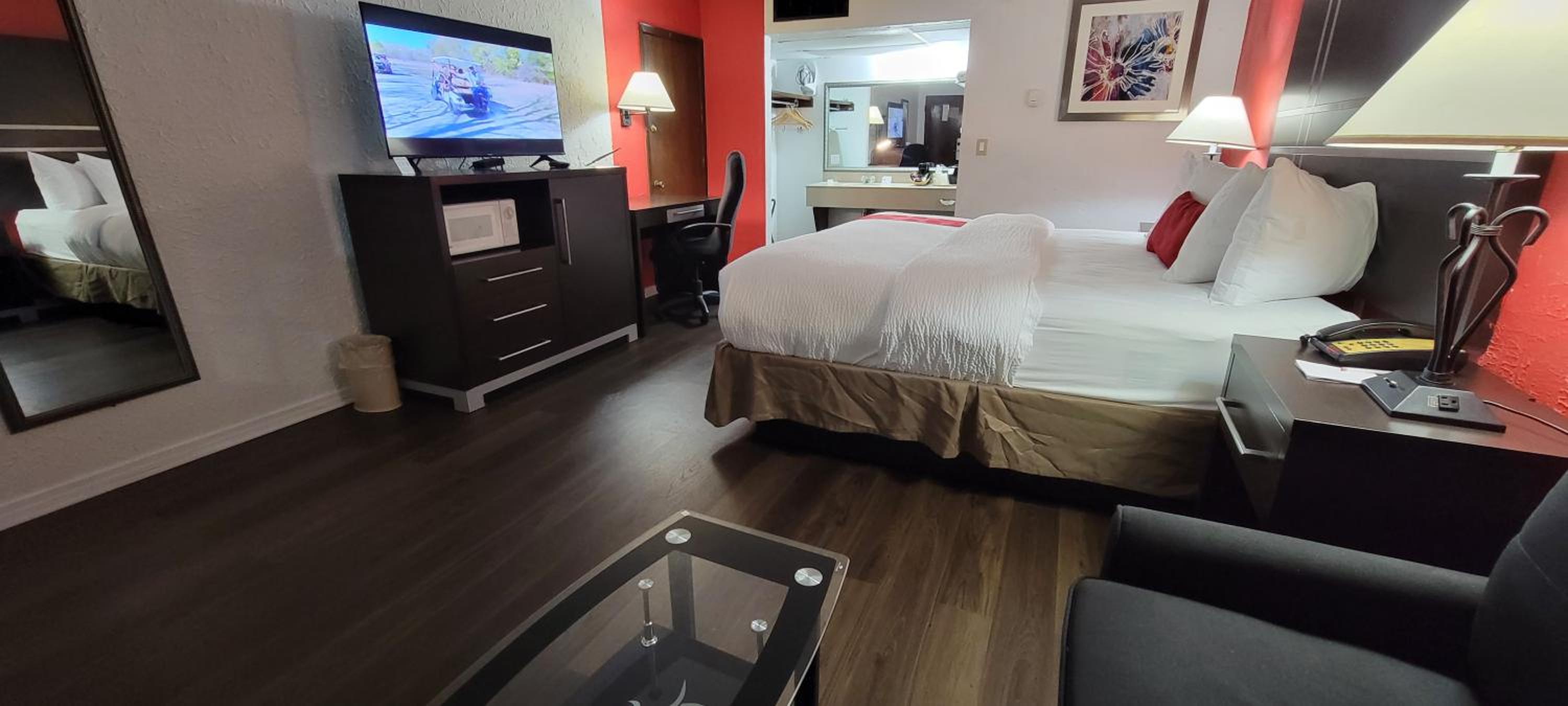 1 King Bed, Pool Access, Non-Smoking - Photo 1