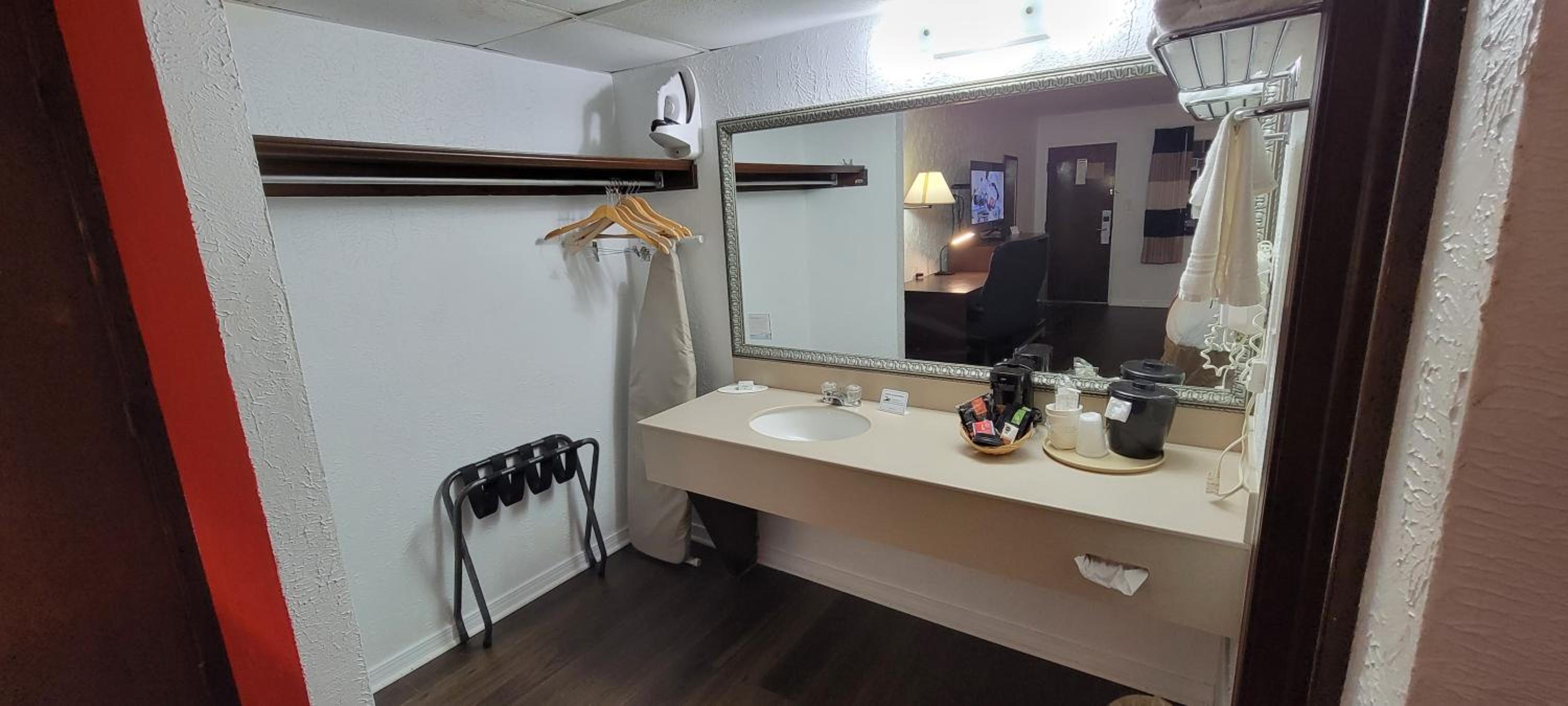 1 King Bed, Pool Access, Non-Smoking - Photo 8