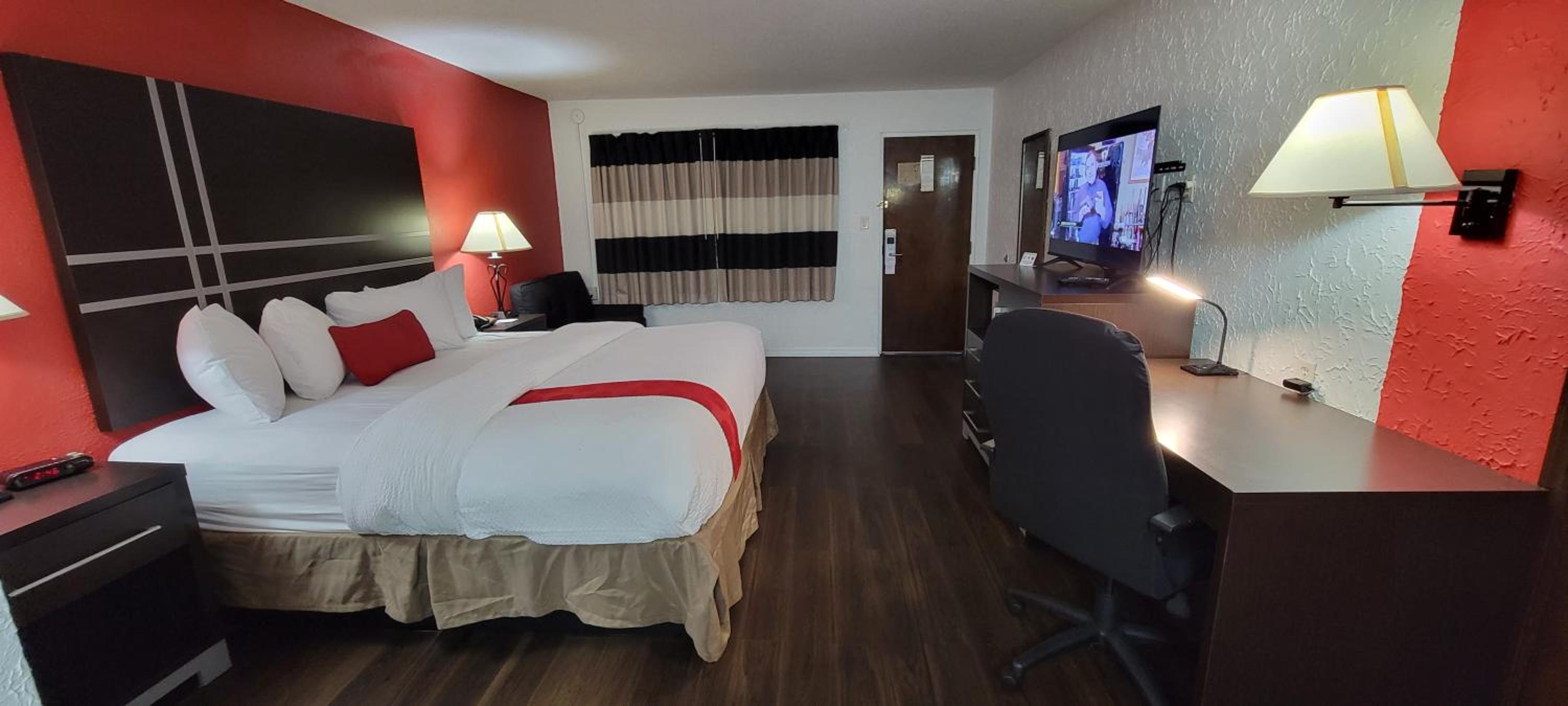 1 King Bed, Pool Access, Non-Smoking - Photo 3
