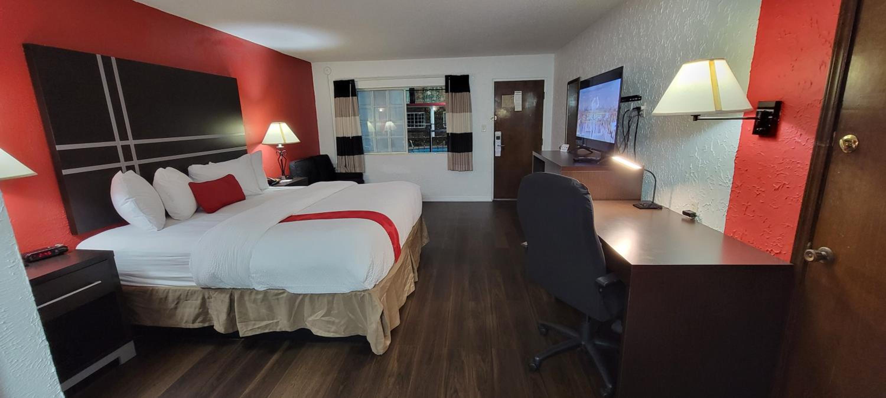 1 King Bed, Pool Access, Non-Smoking - Photo 4
