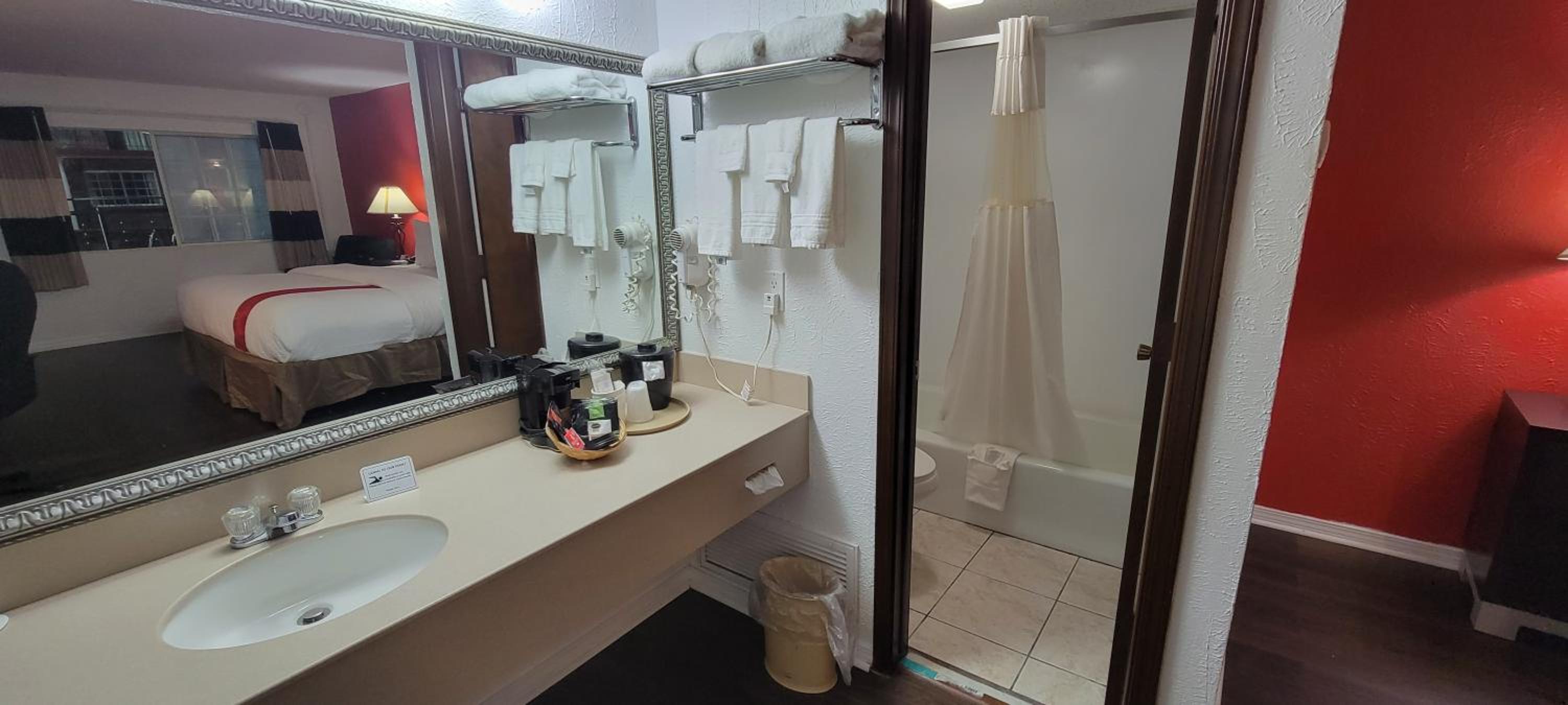 1 King Bed, Pool Access, Non-Smoking - Photo 7