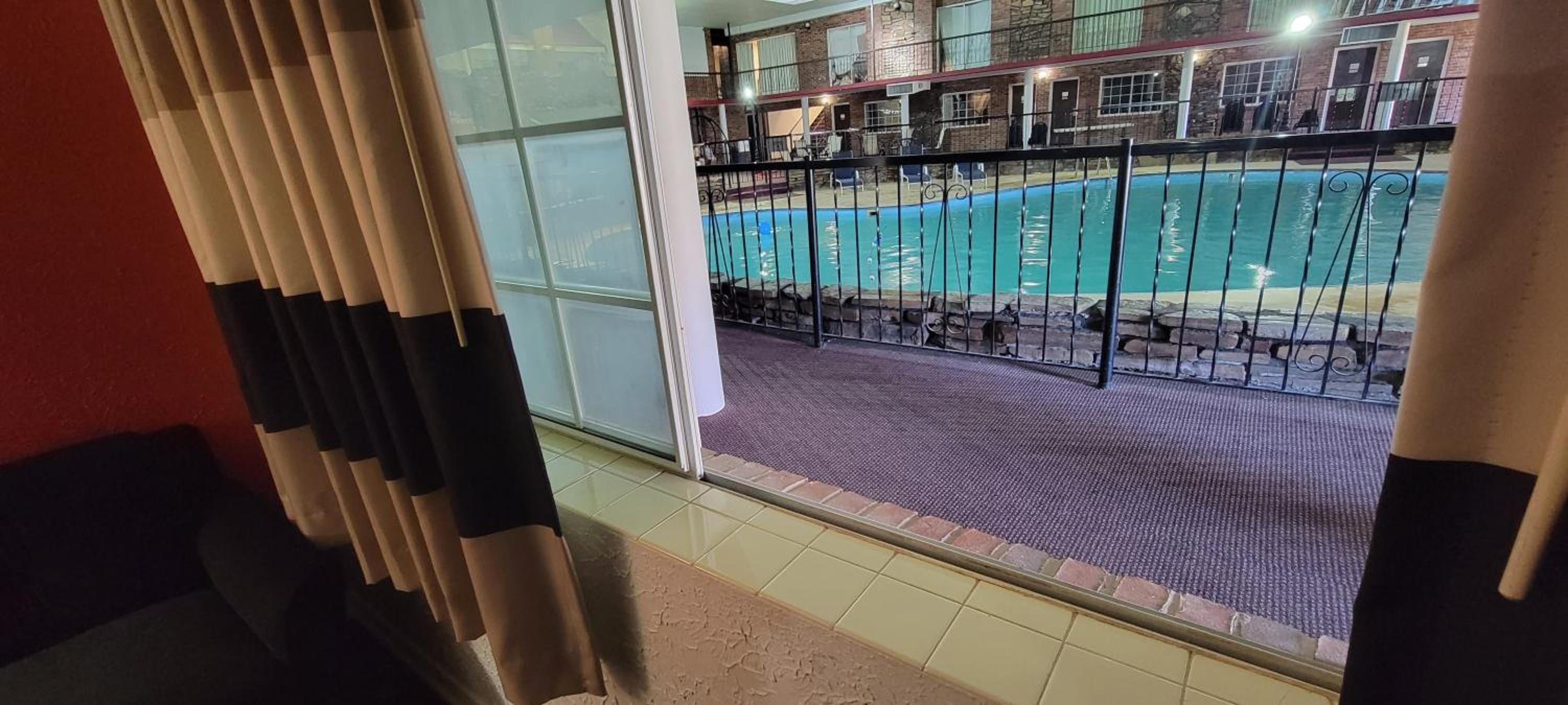 1 King Bed, Pool Access, Non-Smoking - Photo 2