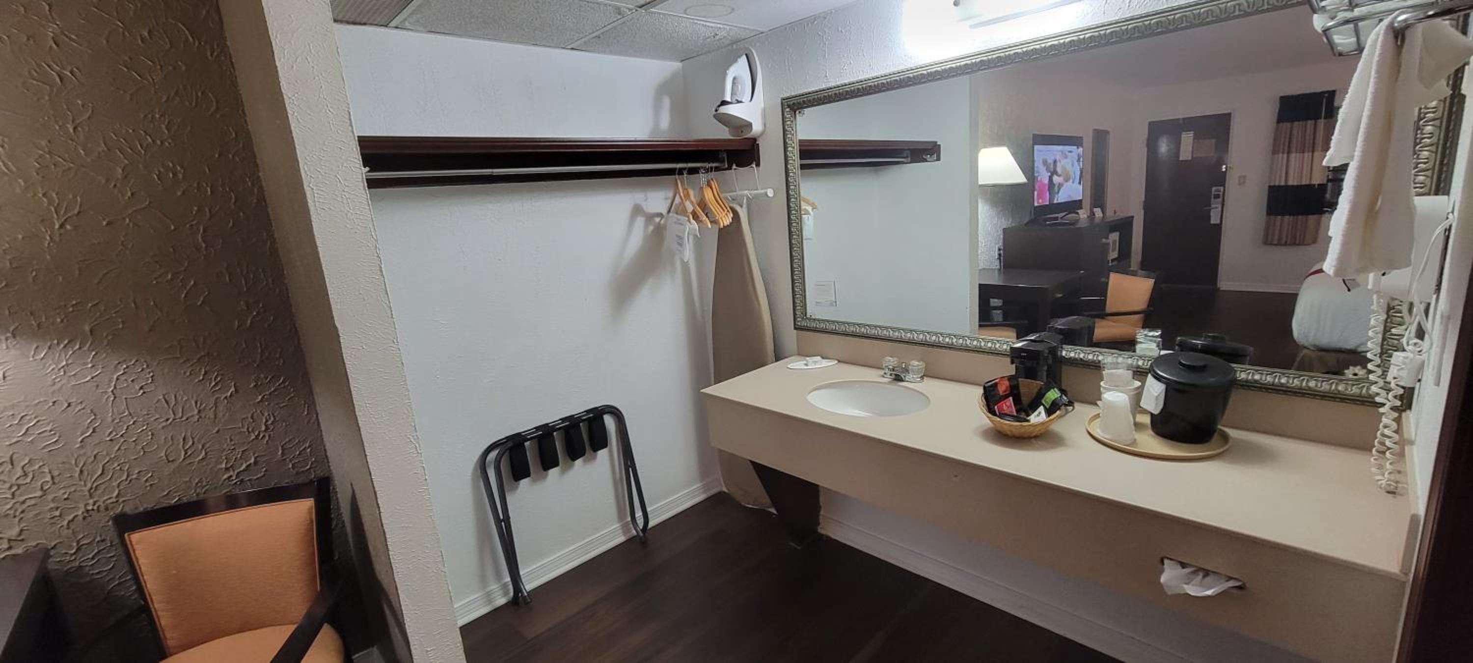 2 Queen Beds, Pool Access, Non-Smoking - Photo 7