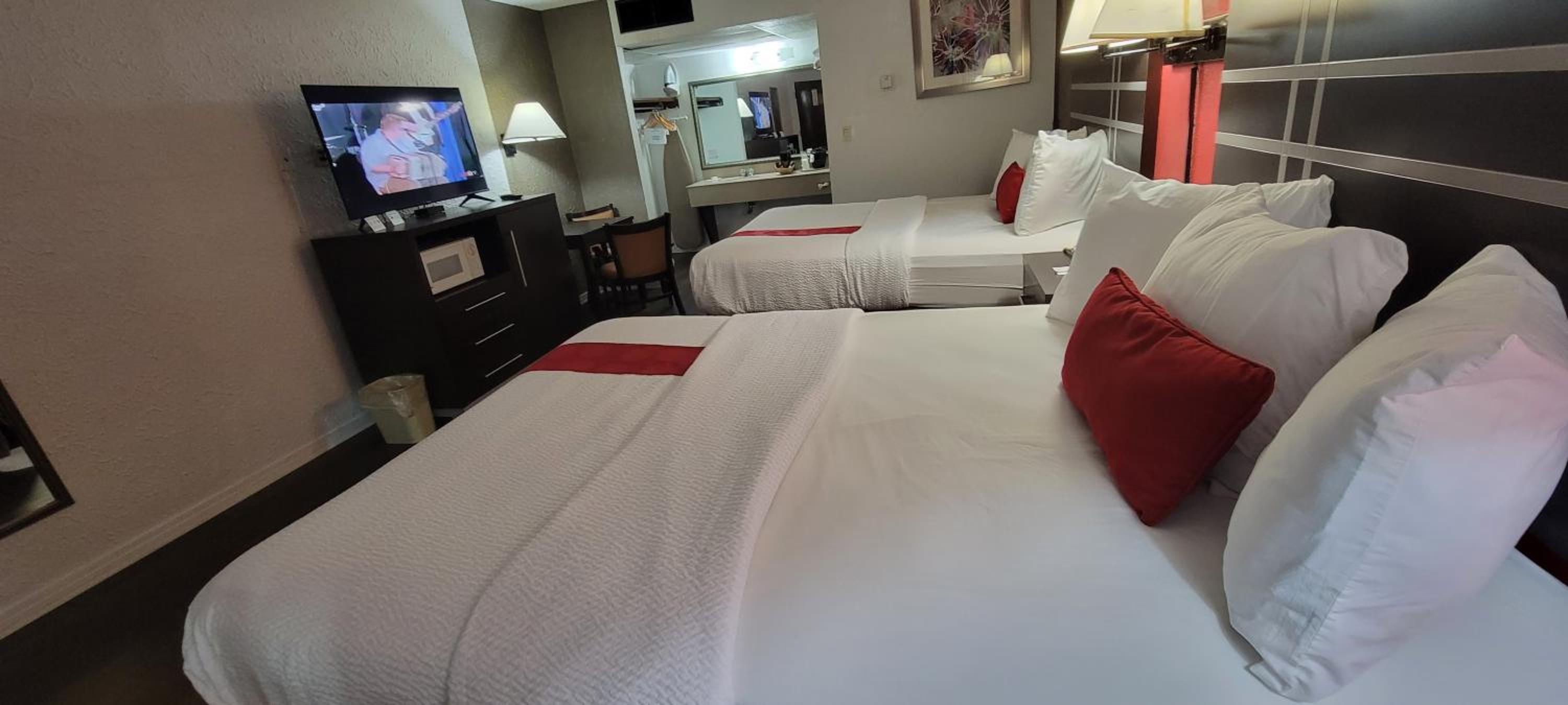 2 Queen Beds, Pool Access, Non-Smoking - Photo 1