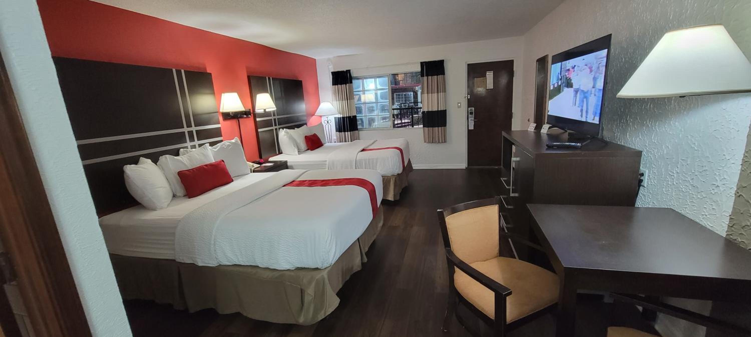 2 Queen Beds, Pool Access, Non-Smoking - Photo 4