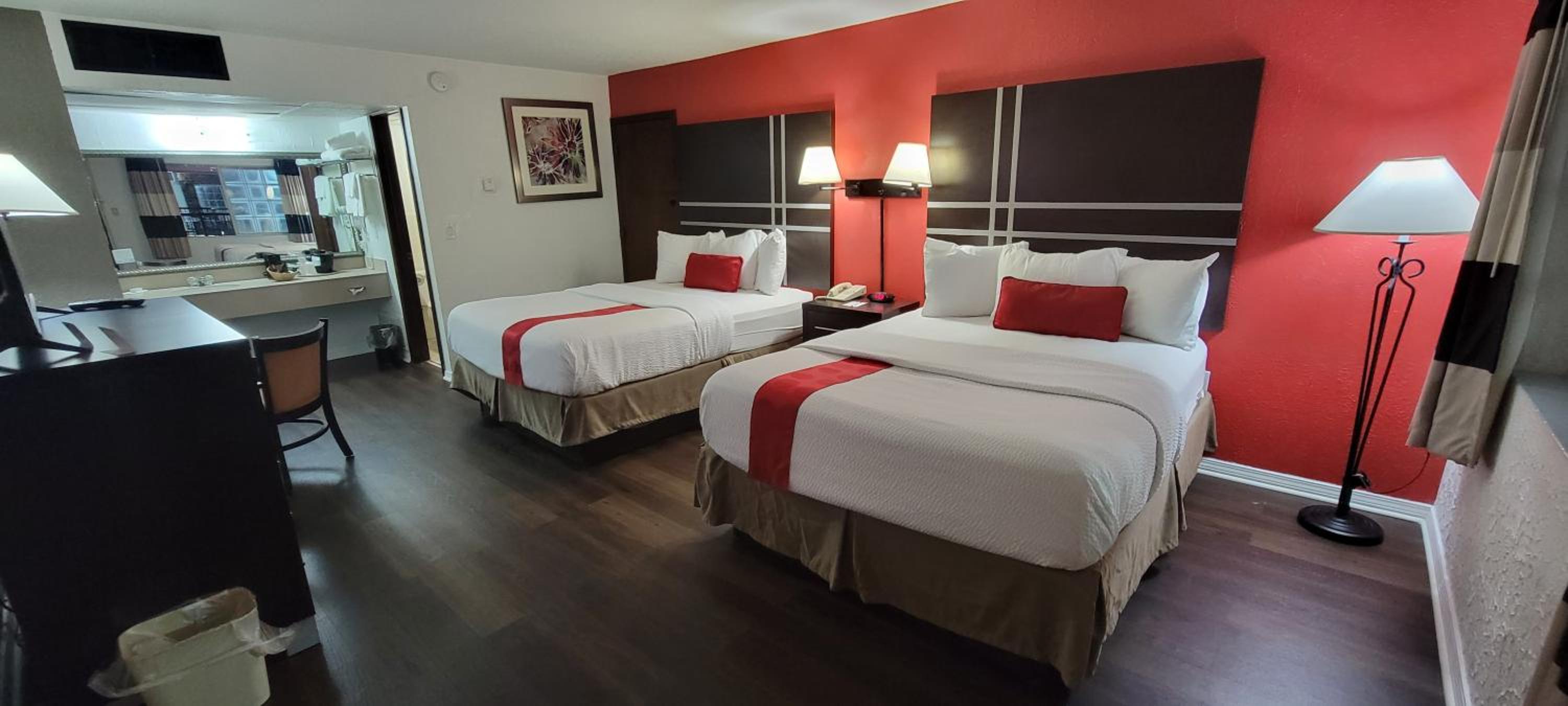 2 Queen Beds, Pool Access, Non-Smoking - Photo 3