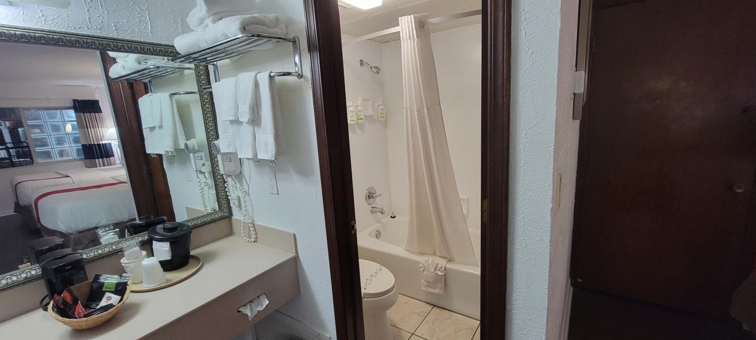 2 Queen Beds, Pool Access, Non-Smoking - Photo 2