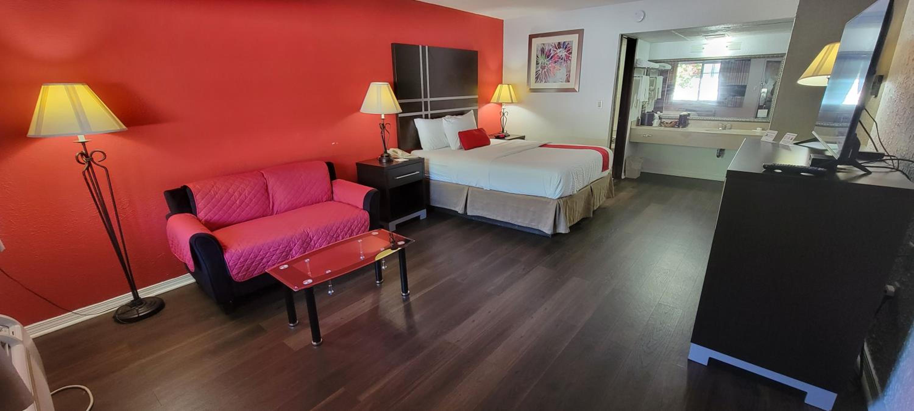 Queen Room - Pet Friendly/Non-Smoking - Photo 6