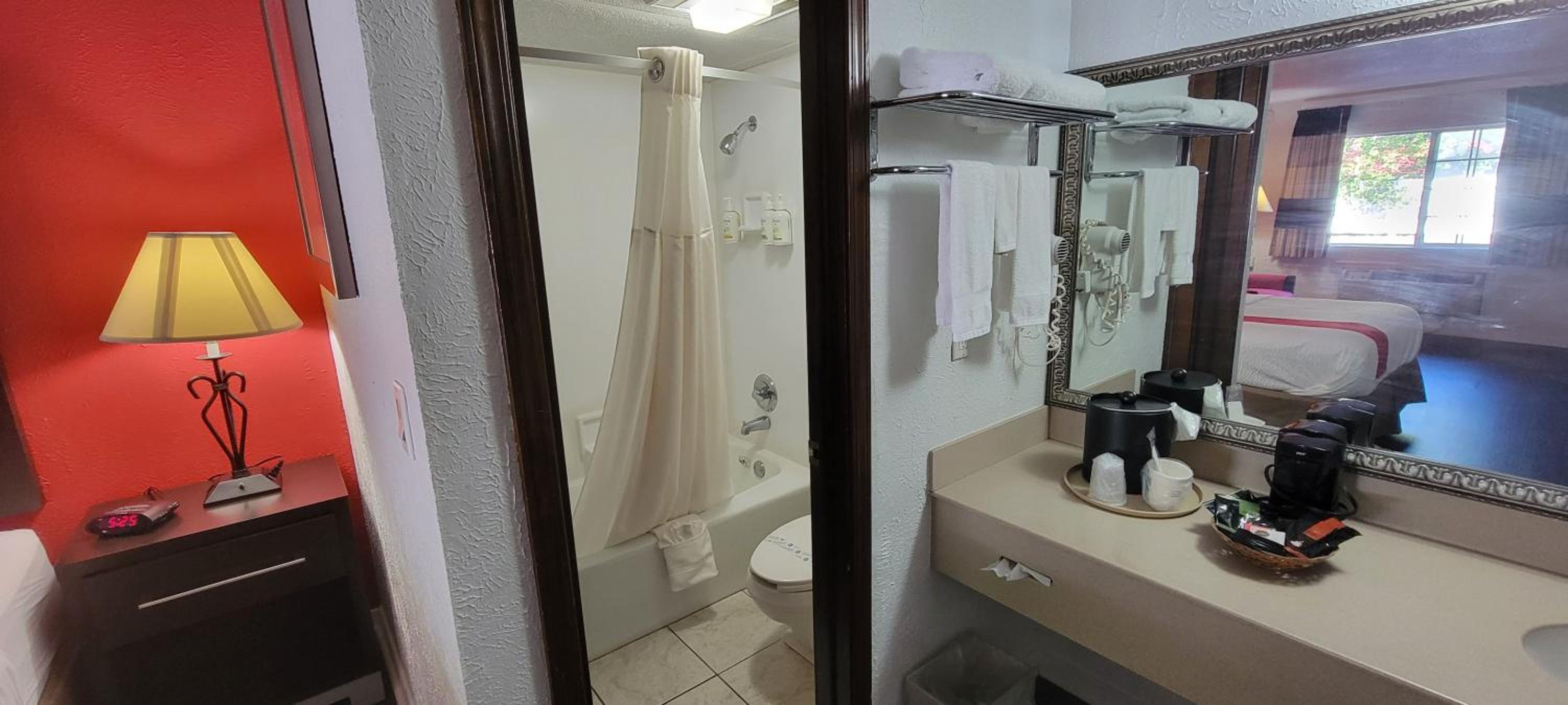 Queen Room - Pet Friendly/Non-Smoking - Photo 8