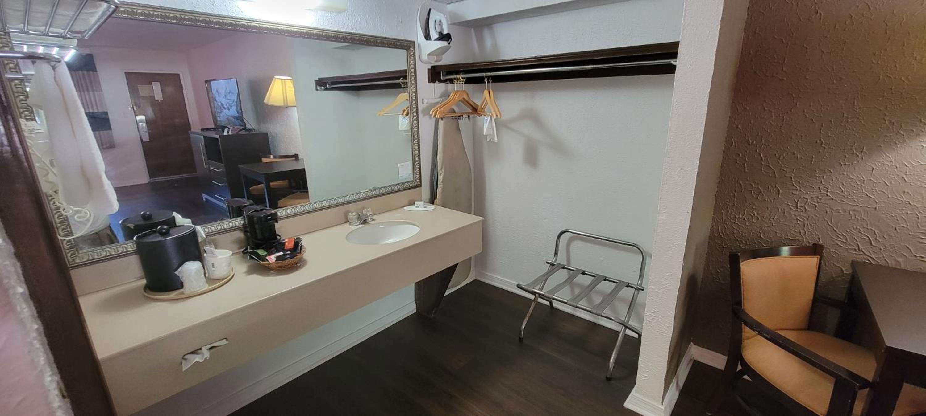 Queen Room - Pet Friendly/Non-Smoking - Photo 2