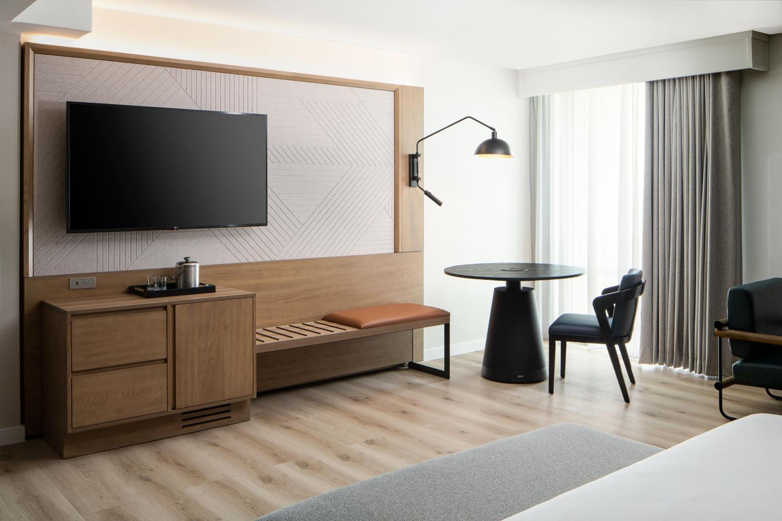 Junior King Suite with Sofa Bed - Club Lounge Access - Photo 2