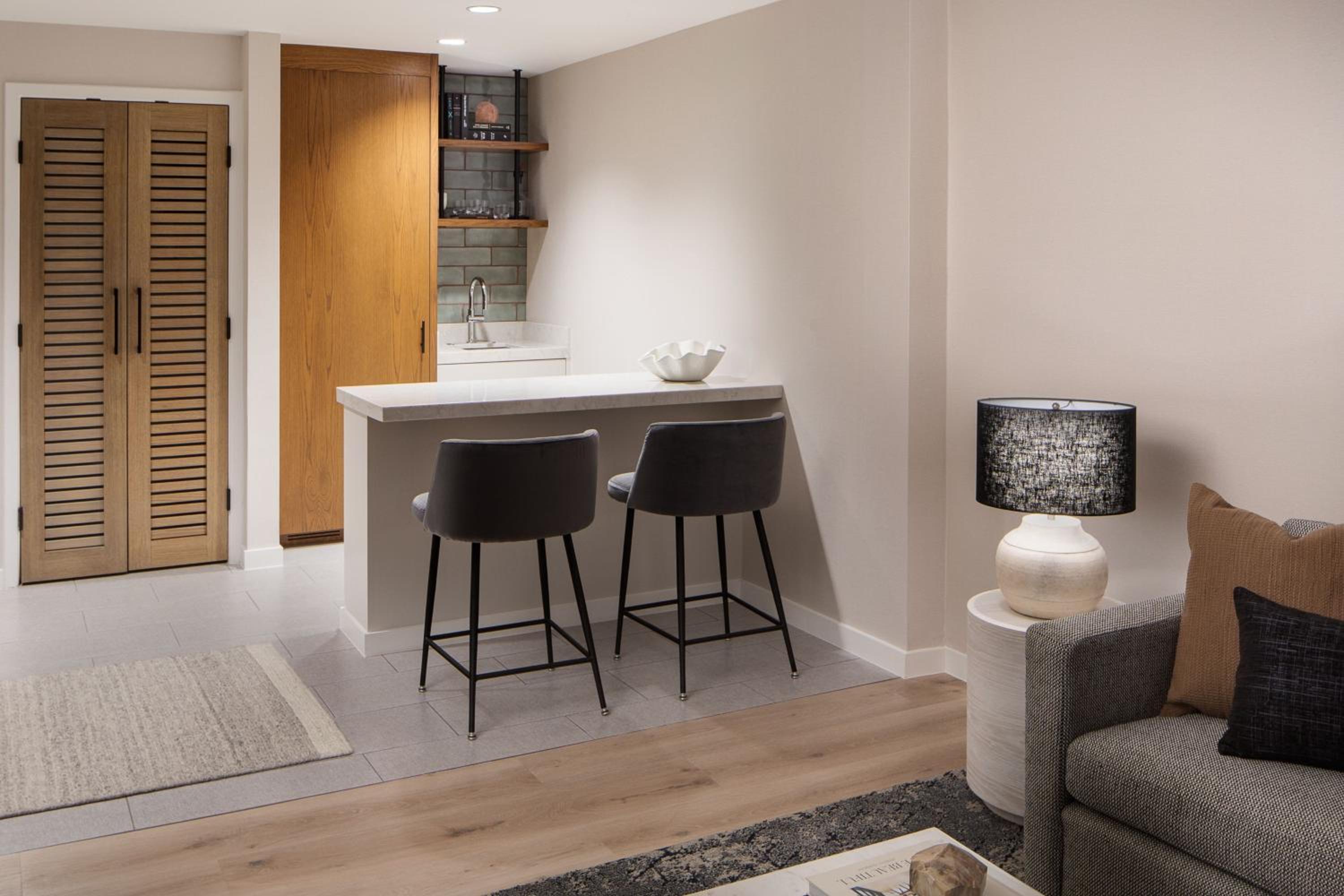 Corner Junior King Suite with Sofa Bed - Photo 3