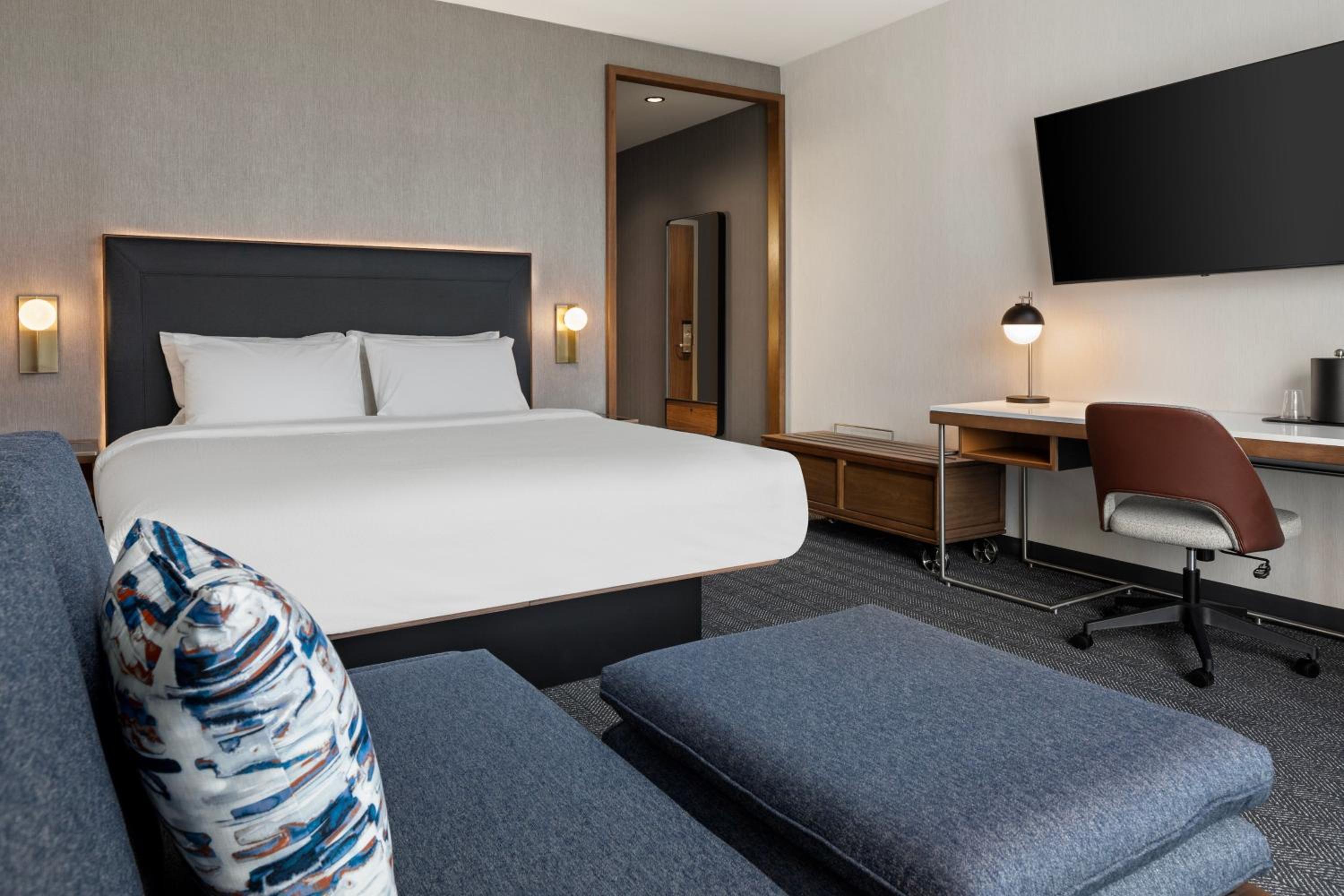 Standard King Room with Sofa Bed - Photo 1