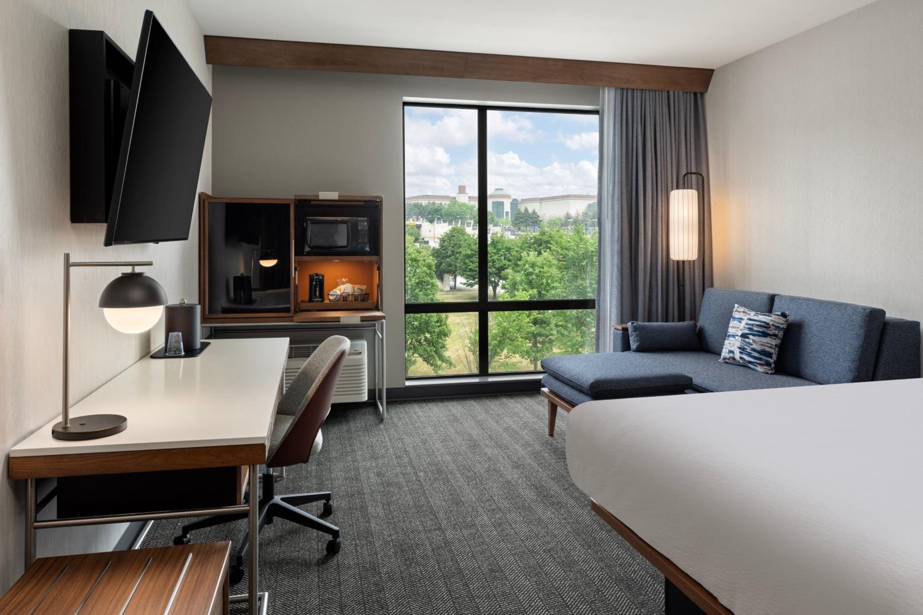 Standard King Room with Sofa Bed - Photo 12