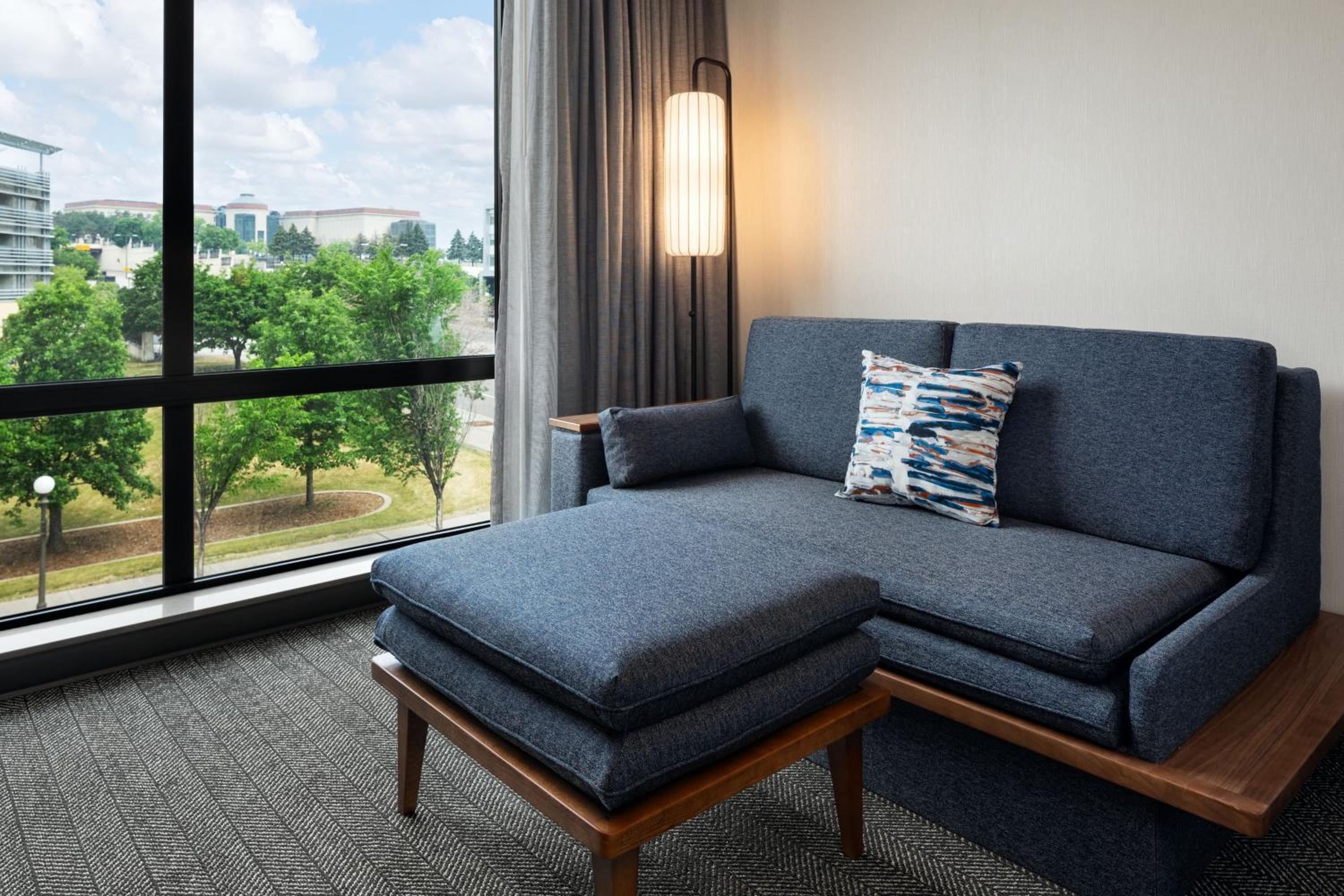 Standard King Room with Sofa Bed - Photo 11