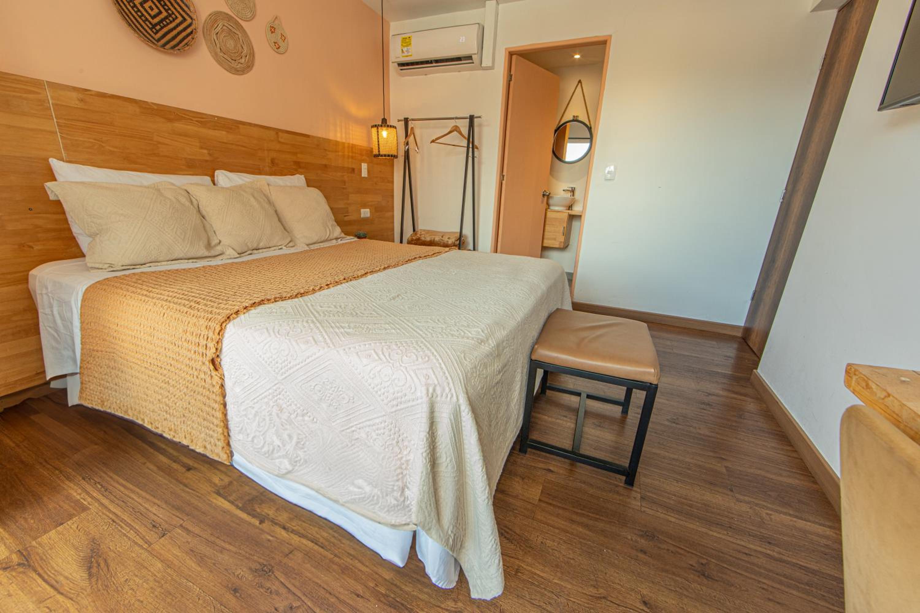 Deluxe Double Room with Balcony - Photo 4