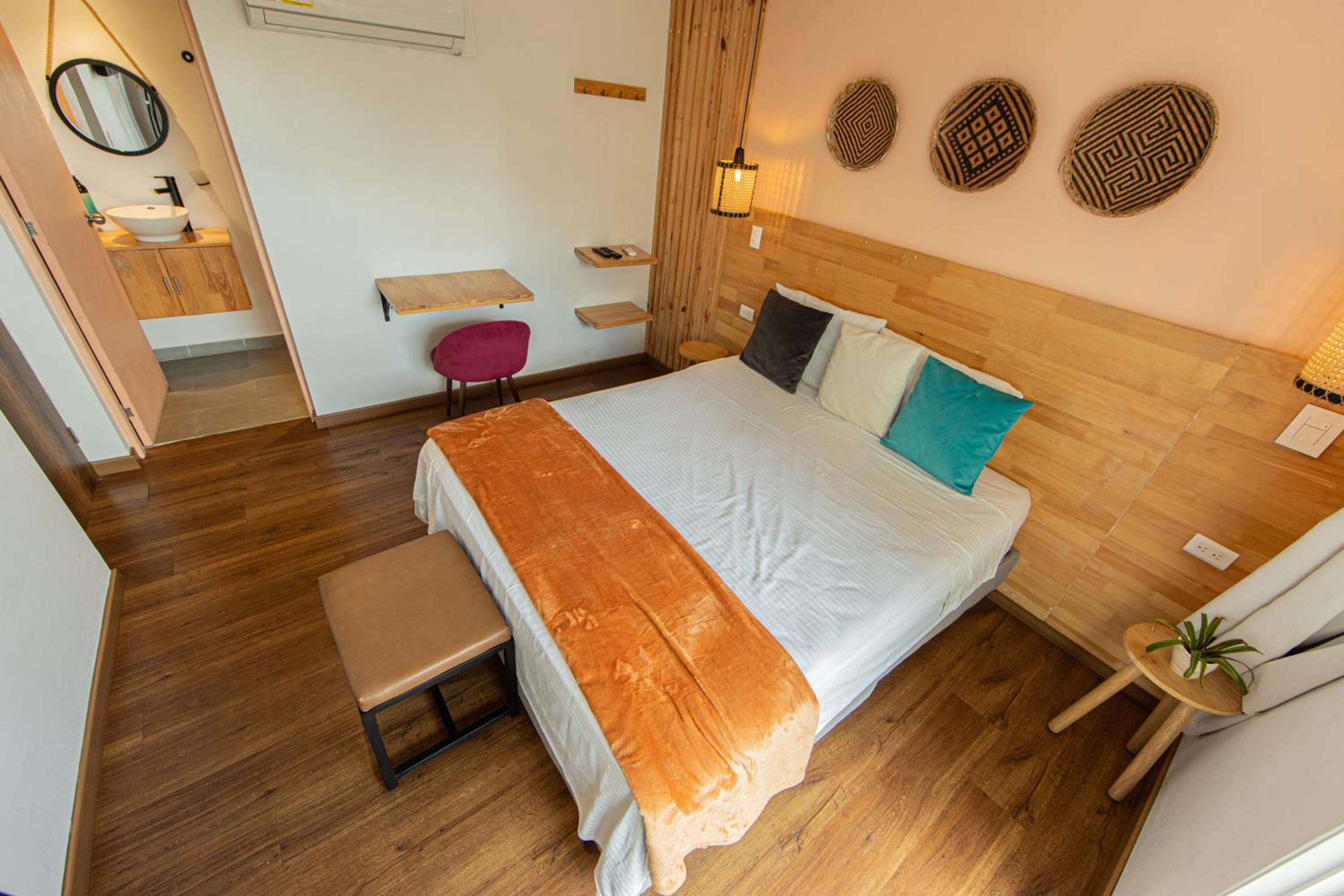 Deluxe Double Room with Balcony - Photo 8