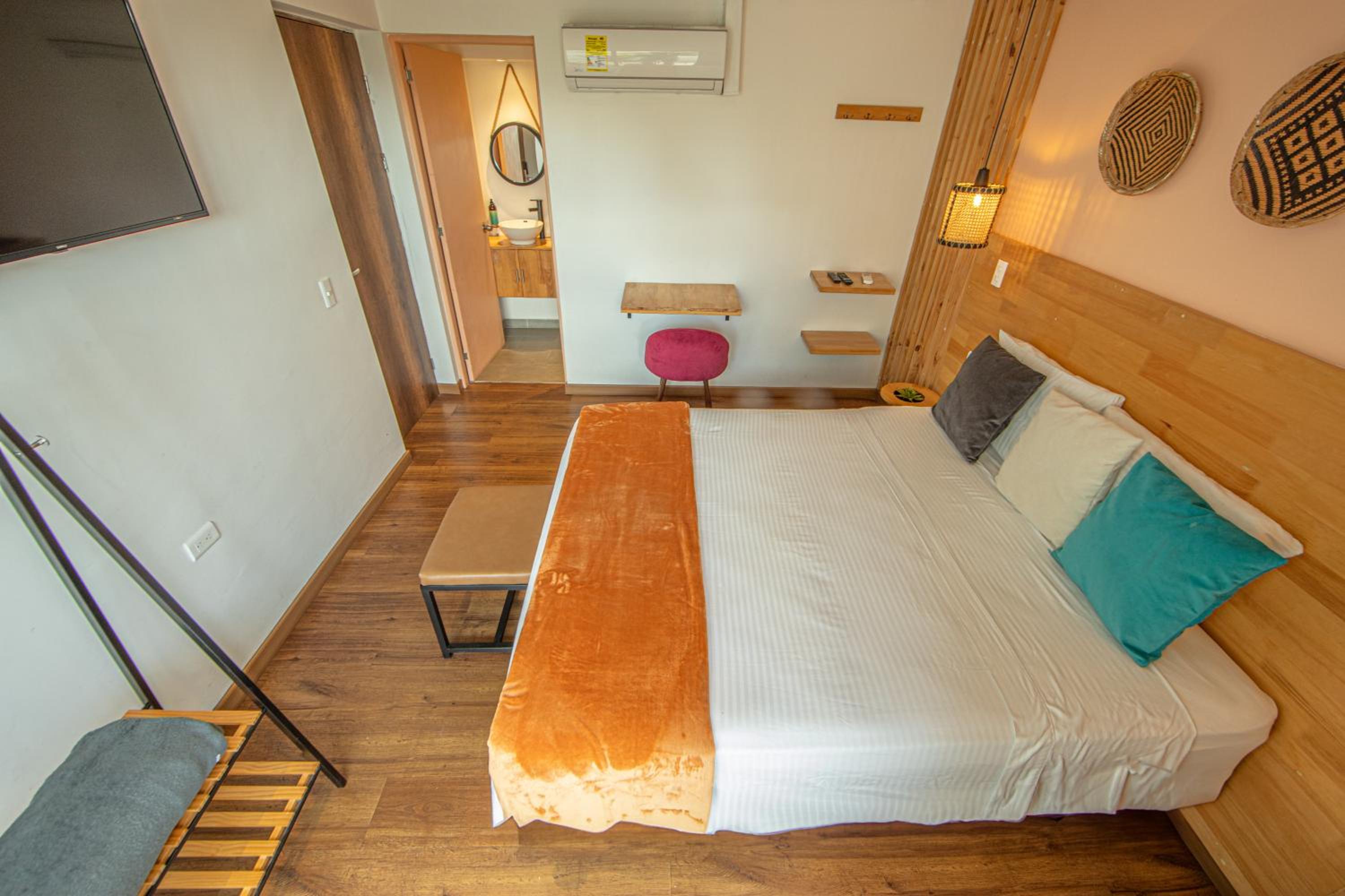 Deluxe Double Room with Balcony - Photo 11