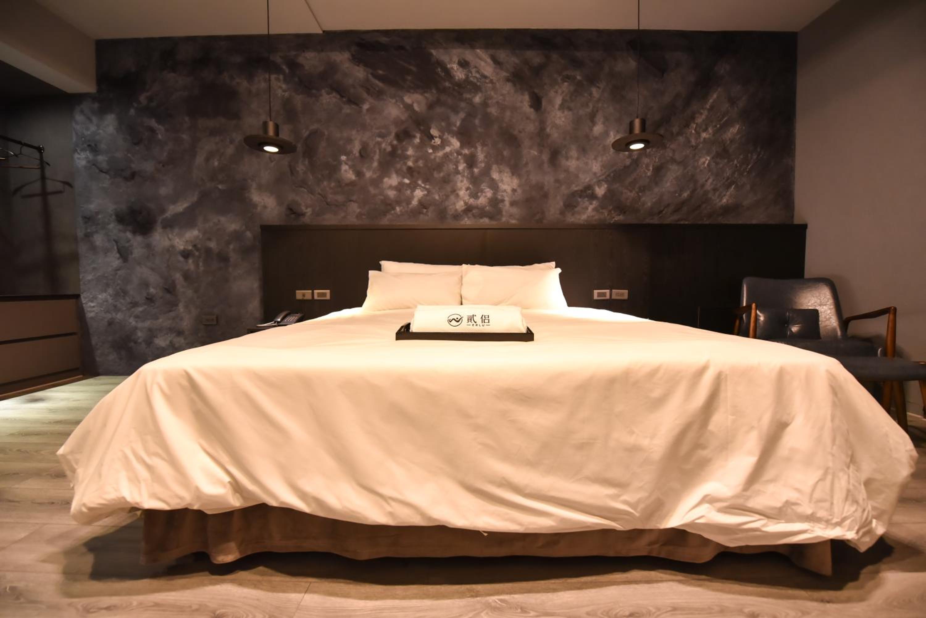 Queen Room photo 2
