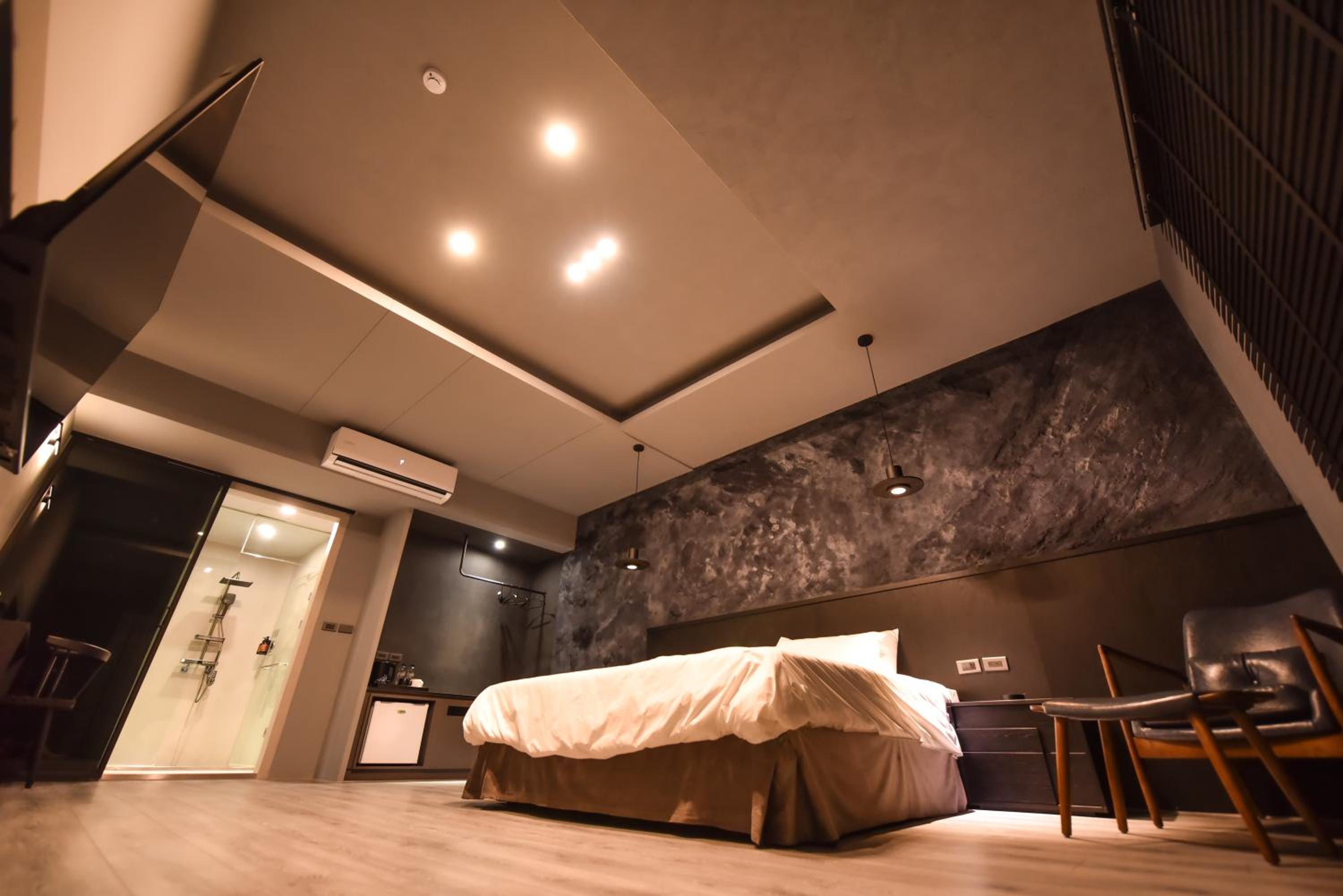 Queen Room photo 1