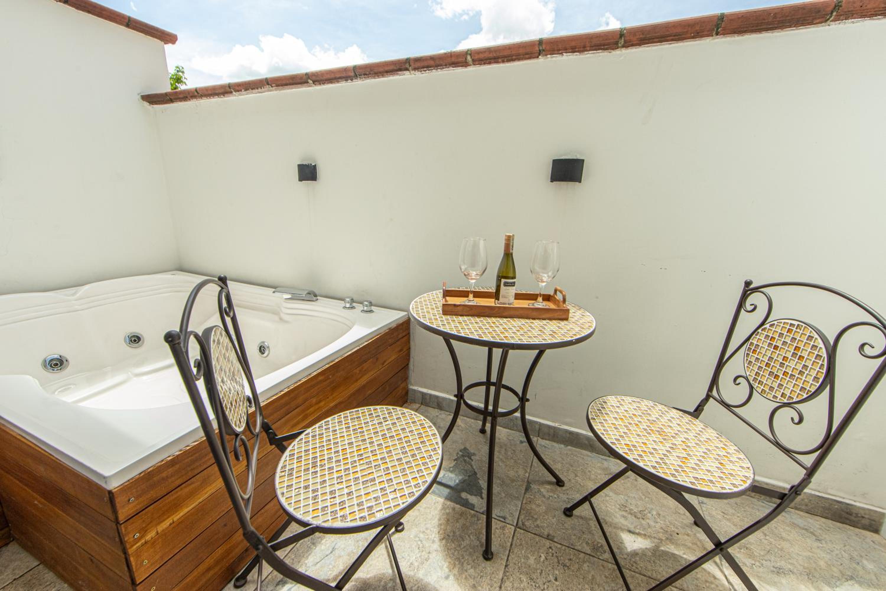 Queen Room with Balcony photo 3