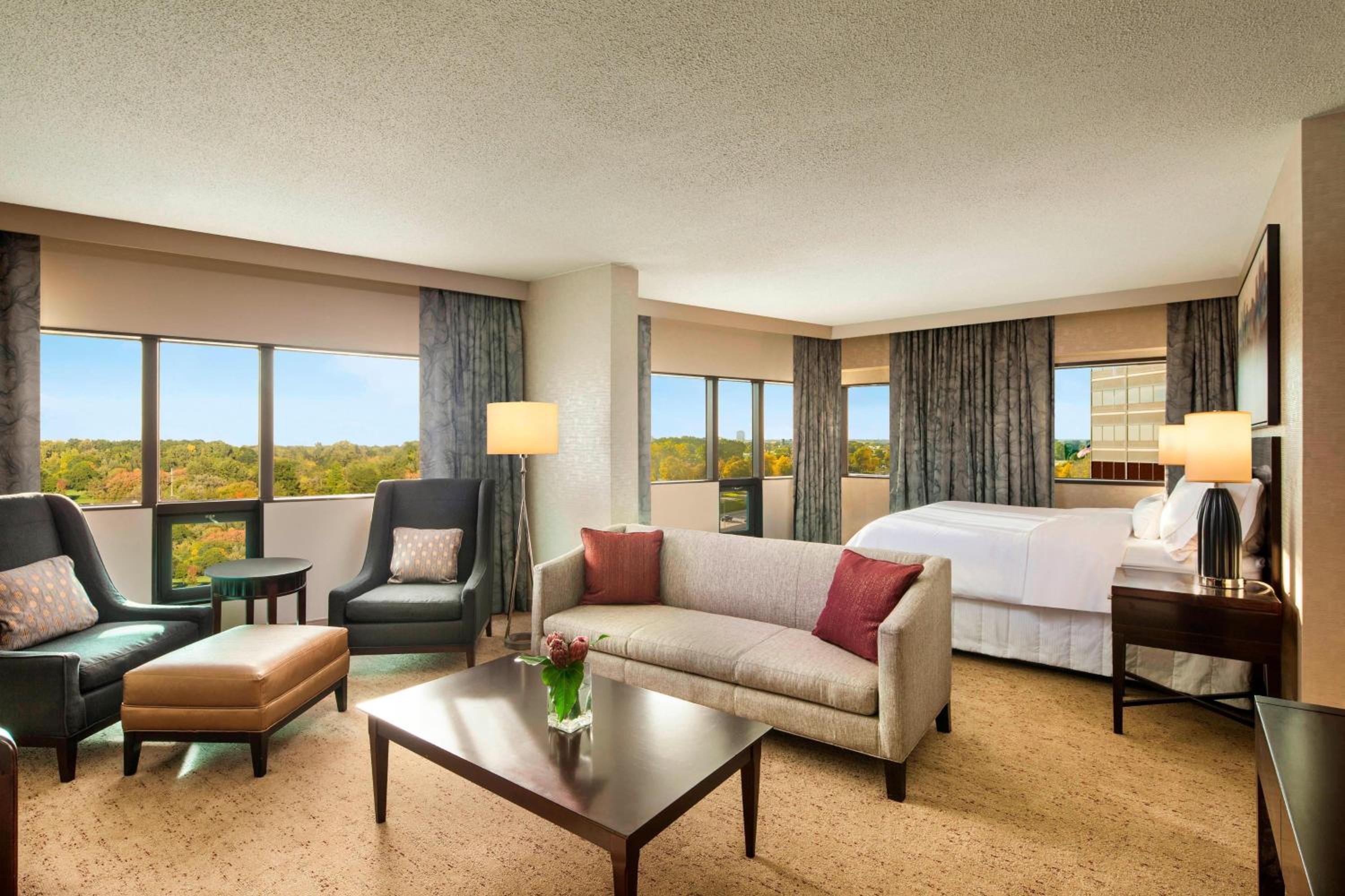 1 Bedroom Suite, 1 King, Sofa bed, Corner room