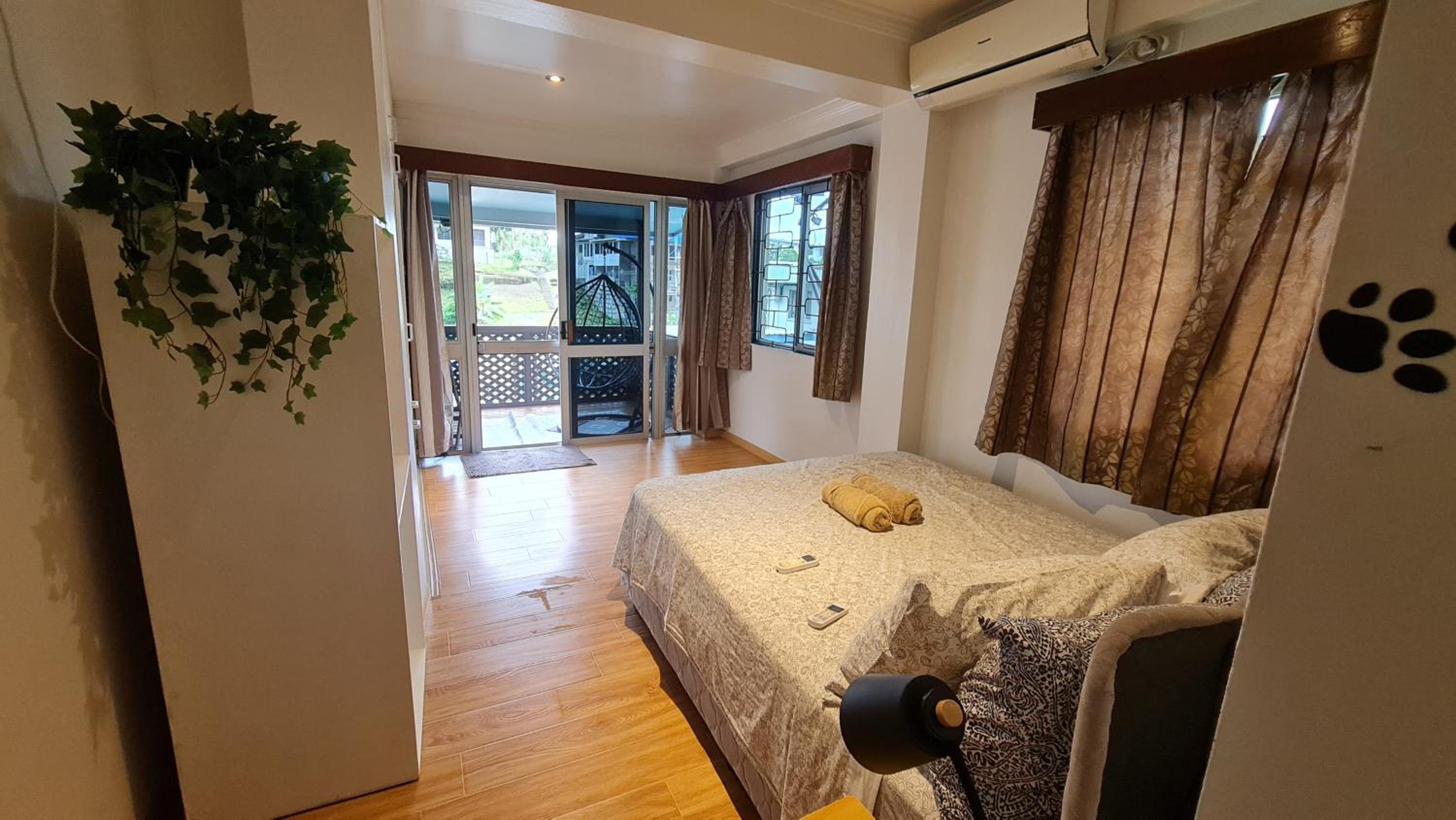 Three-Bedroom Apartment with Balcony photo 3
