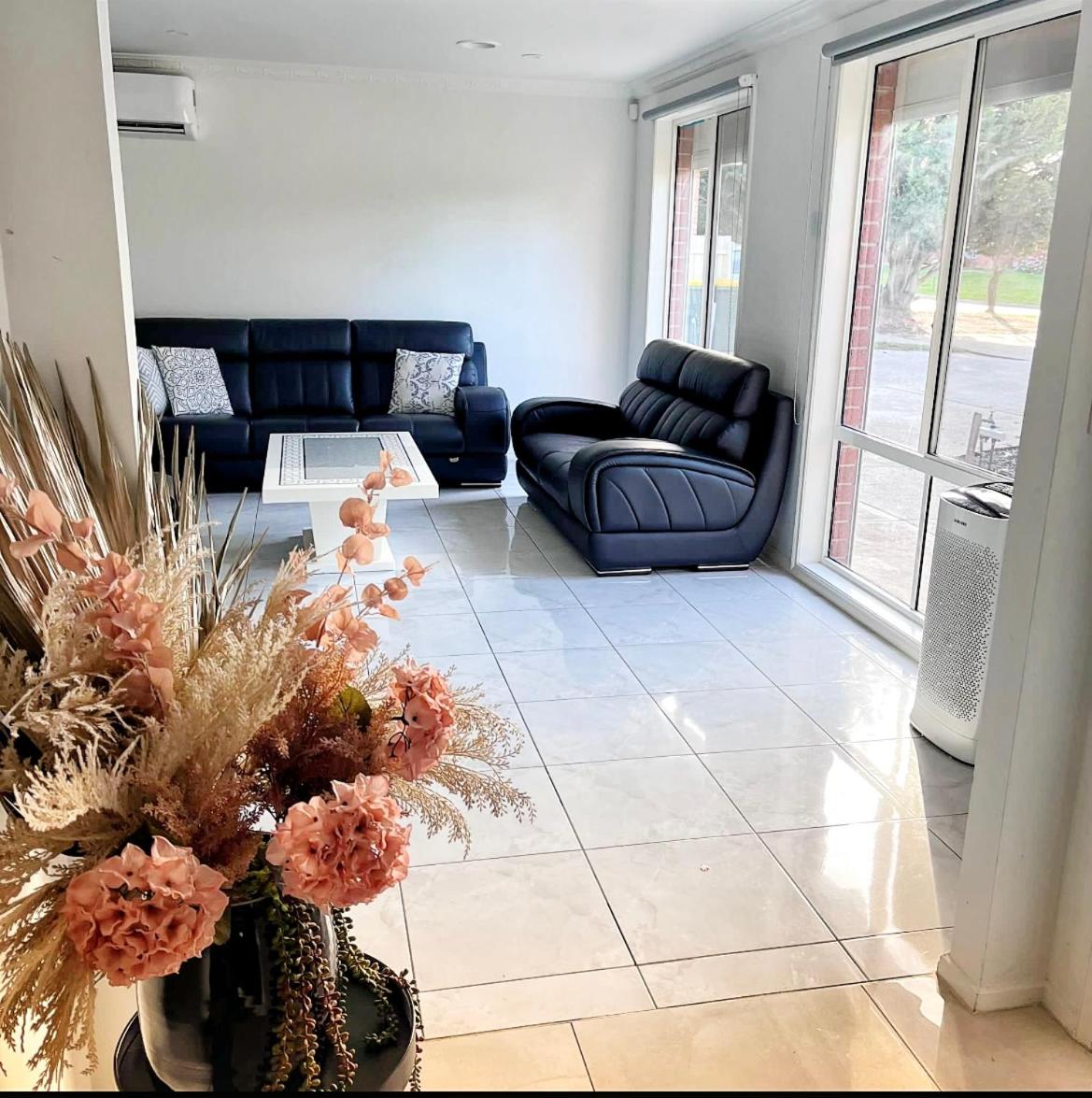 Five-Bedroom House photo 1