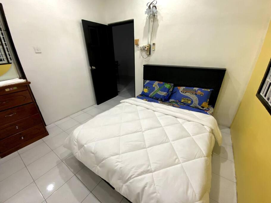 Three-Bedroom House photo 2