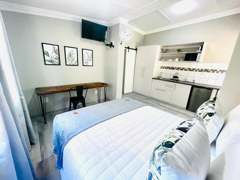 Deluxe Double Room - Photo 10