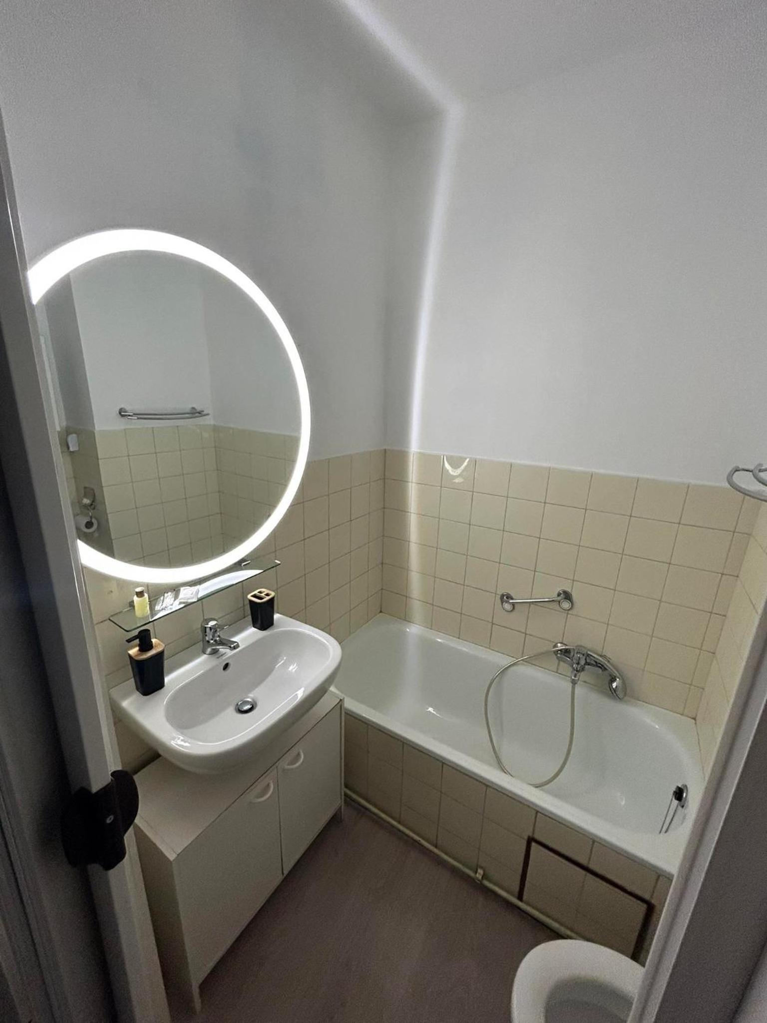 One-Bedroom Apartment photo 2