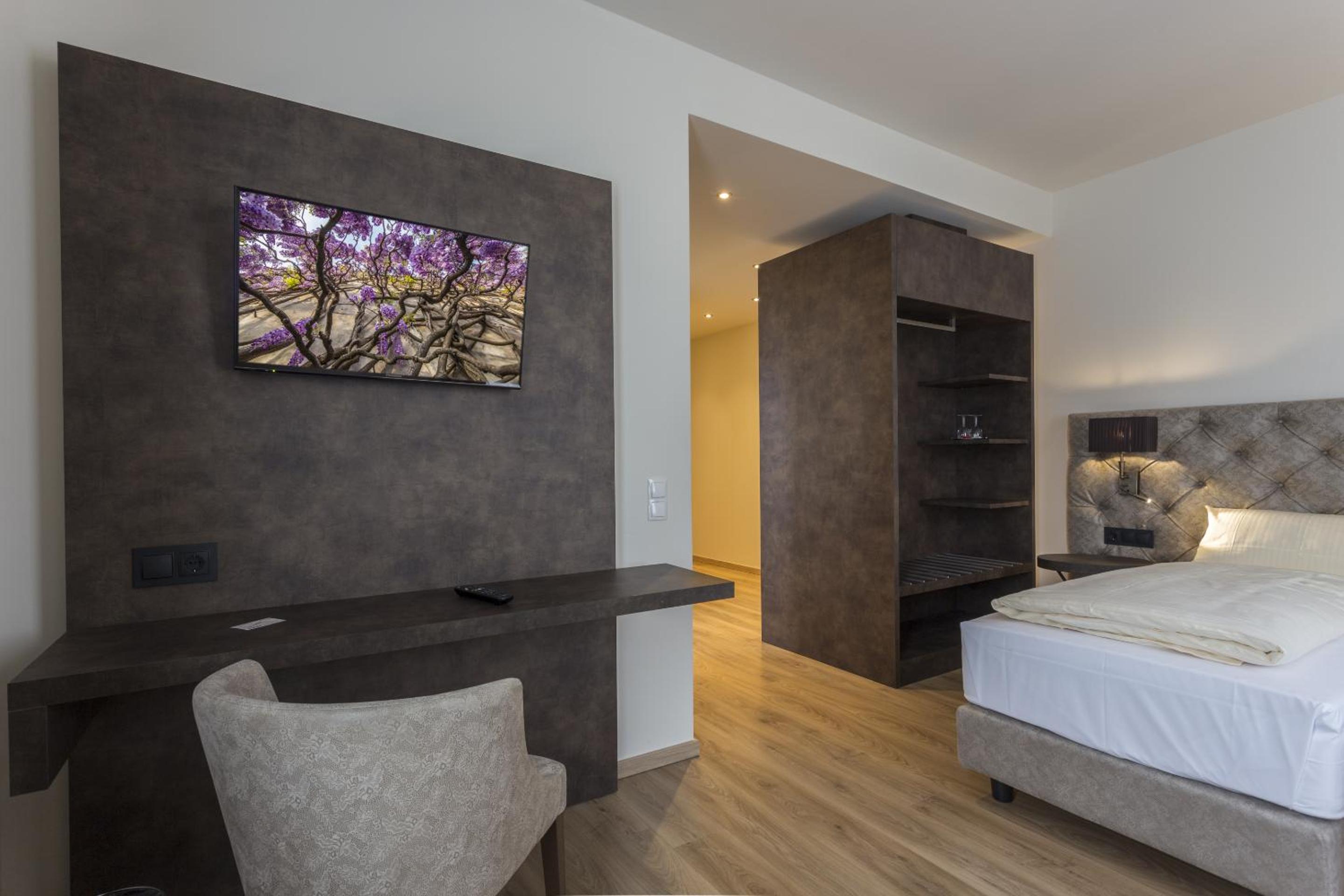 Superior Family Room - Photo 4