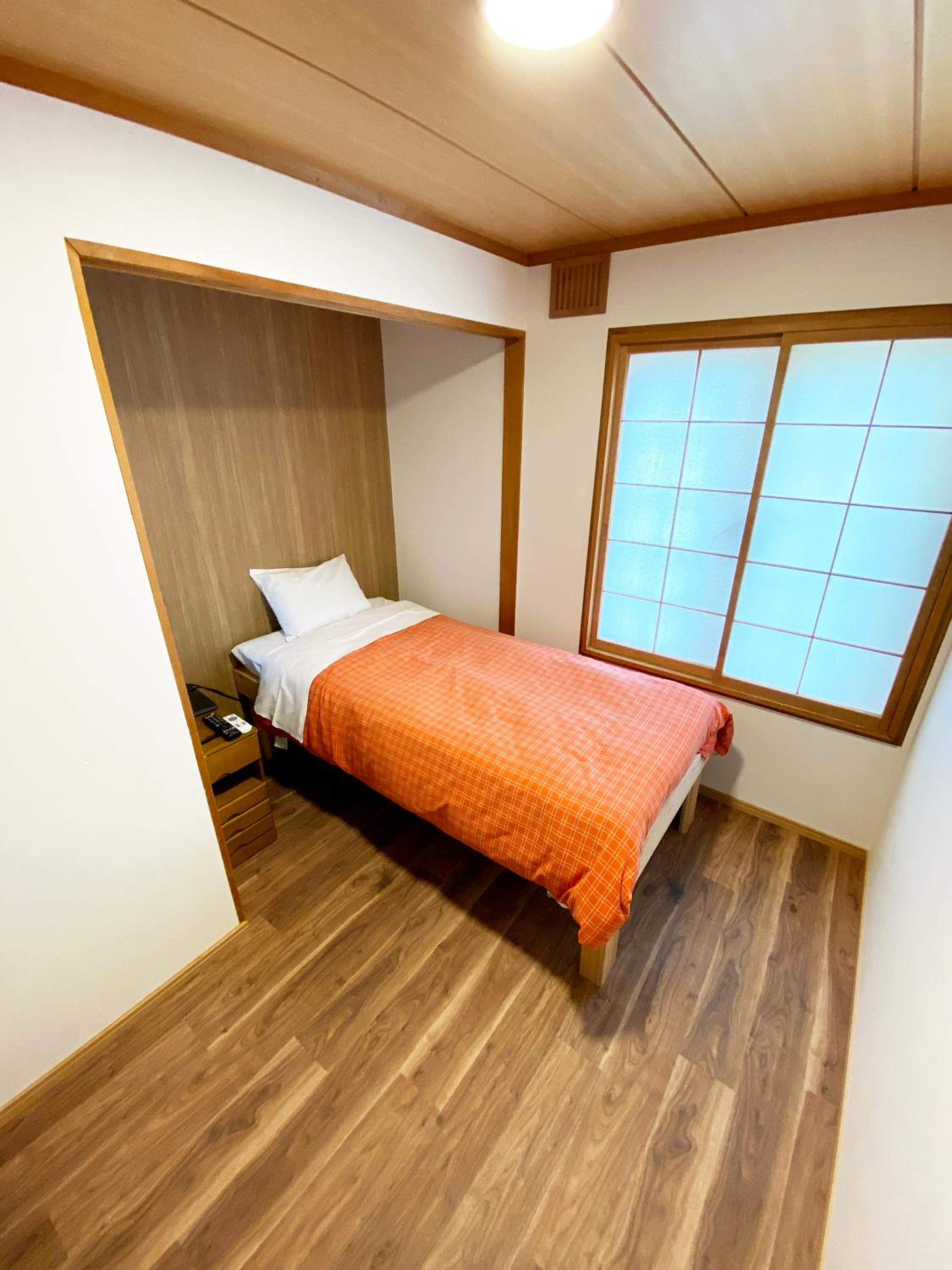 Single Room with Shared Shower and Toilet photo 3