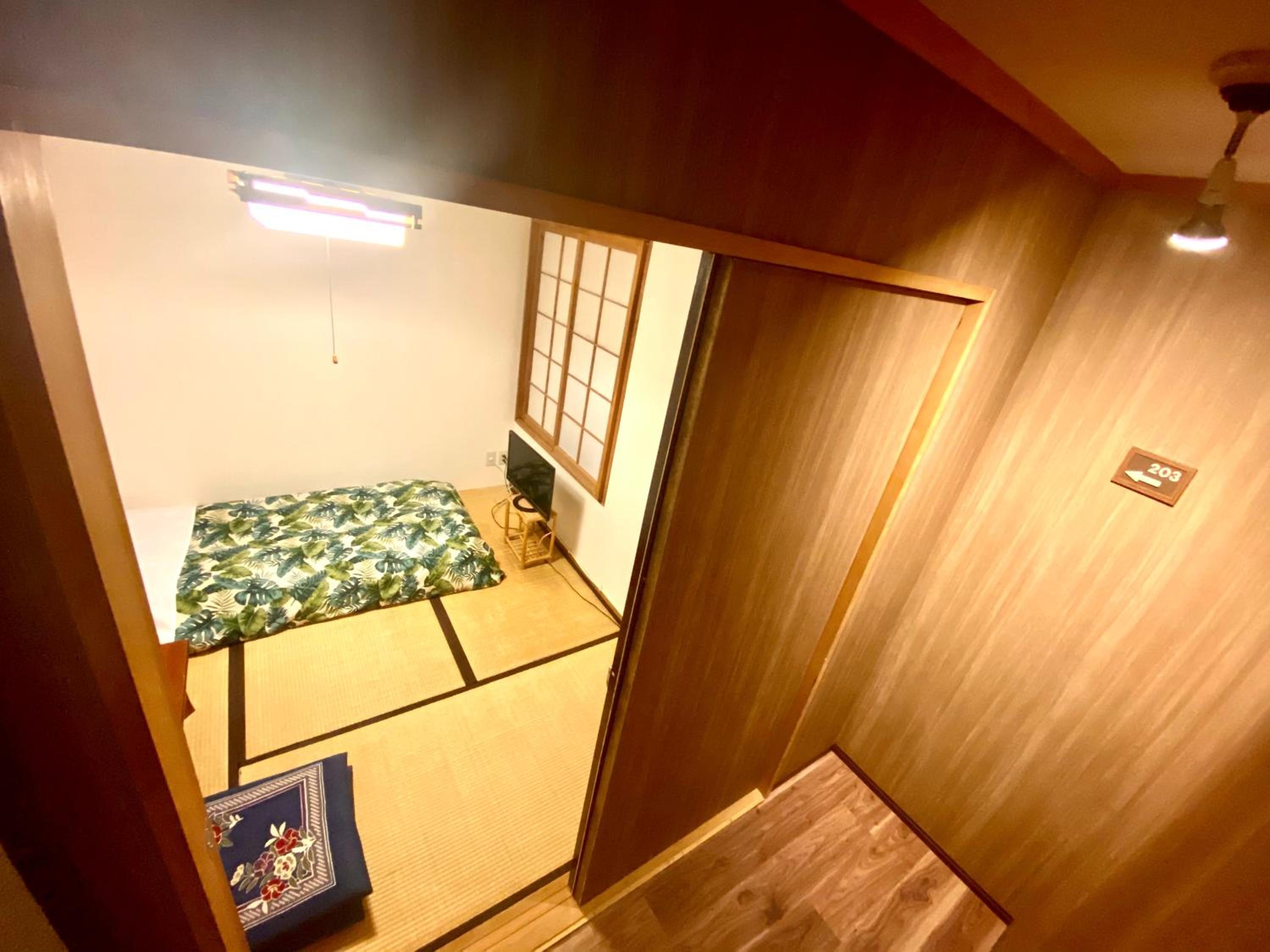 Single Room with Shared Shower and Toilet photo 2
