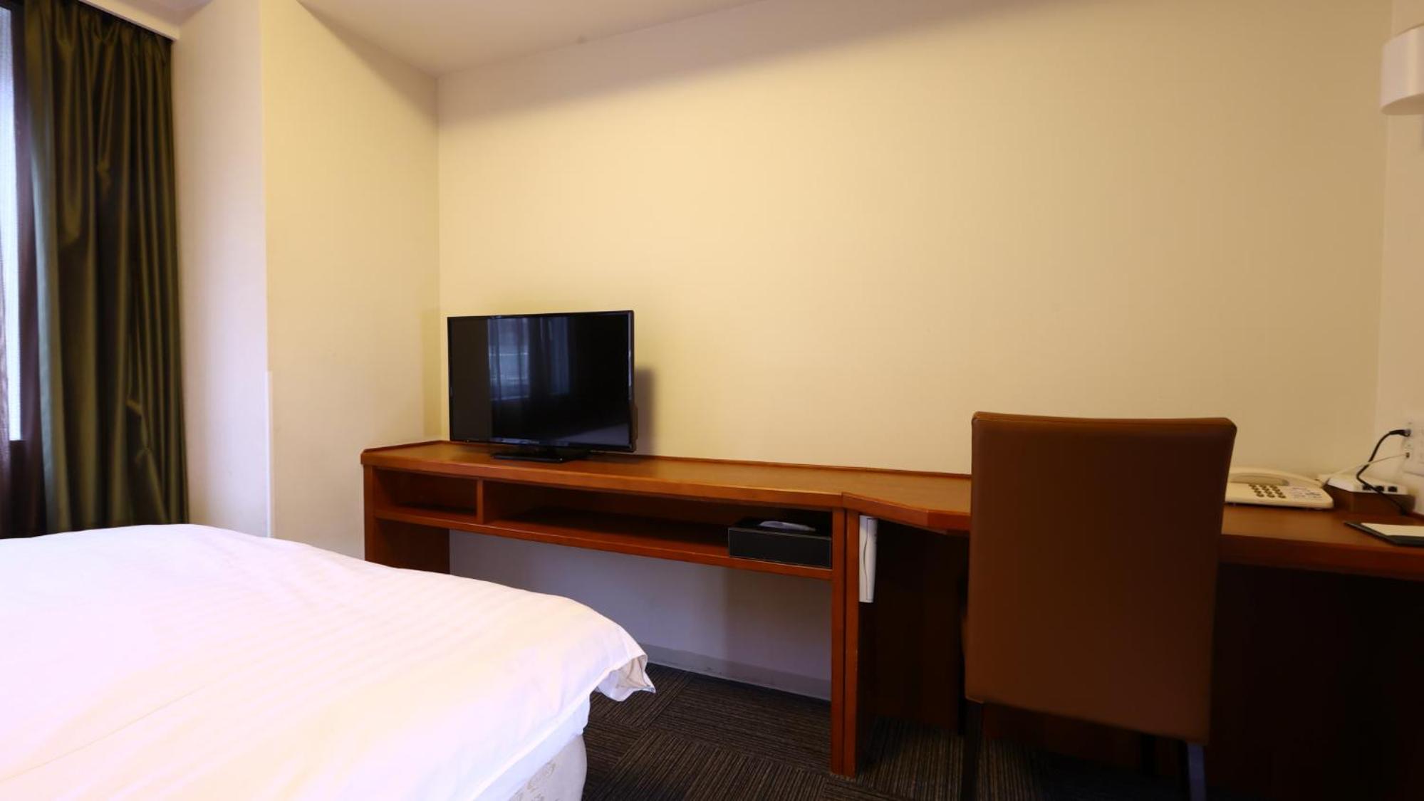 Queen Room - Non-Smoking - Photo 3