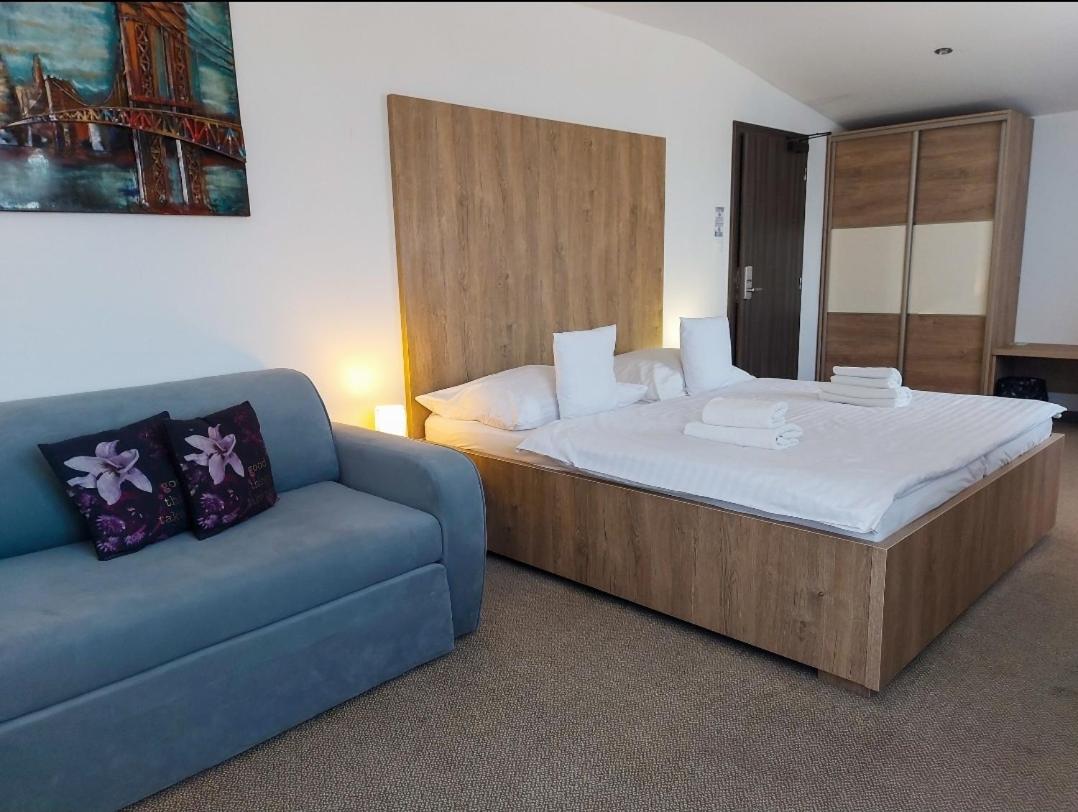 Double Room with Balcony (Dependence Building) photo 3