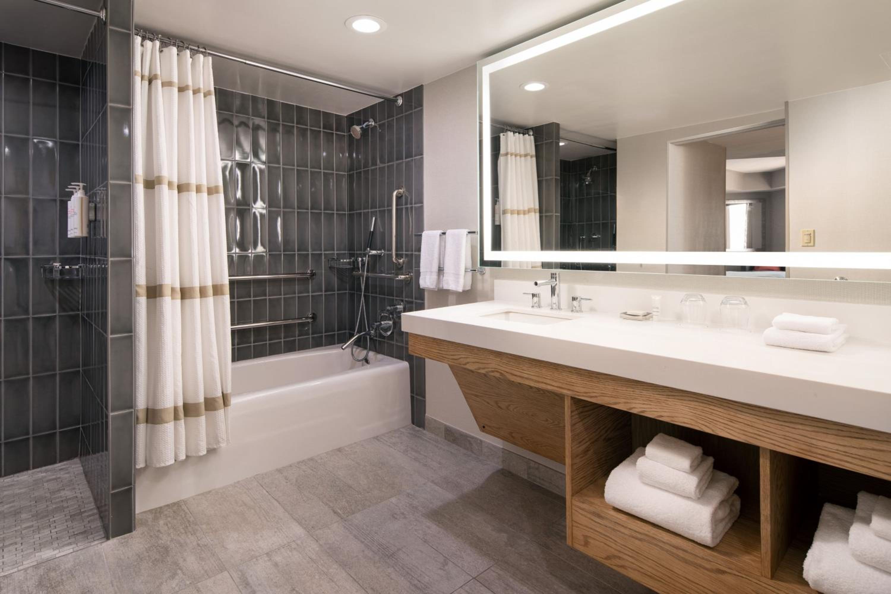 Queen Room with Two Queen Beds and Adapted Tub - Mobility and Hearing Accessible - Photo 3