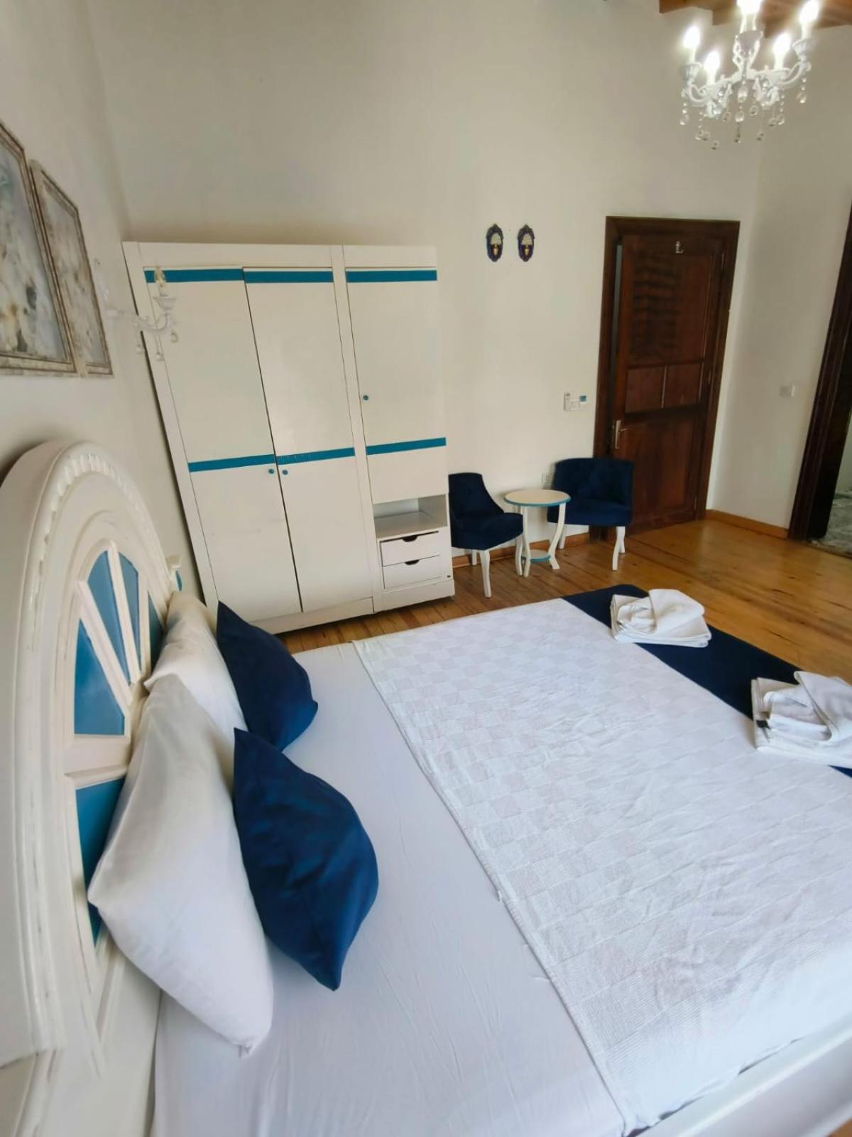 Large Double Room photo 2
