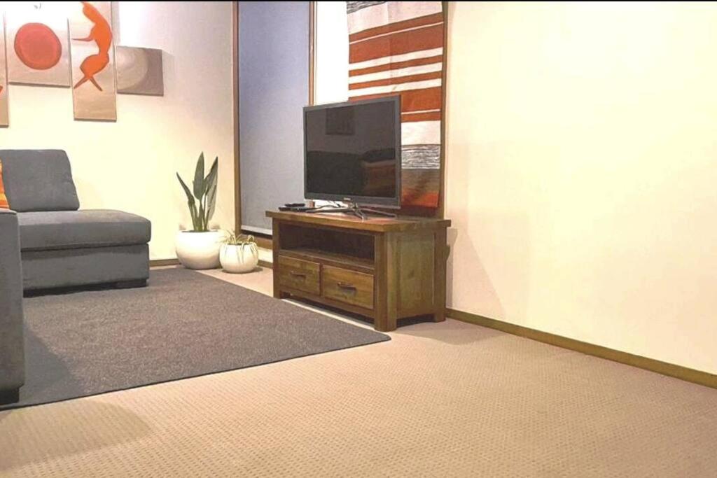 Five-Bedroom House photo 1