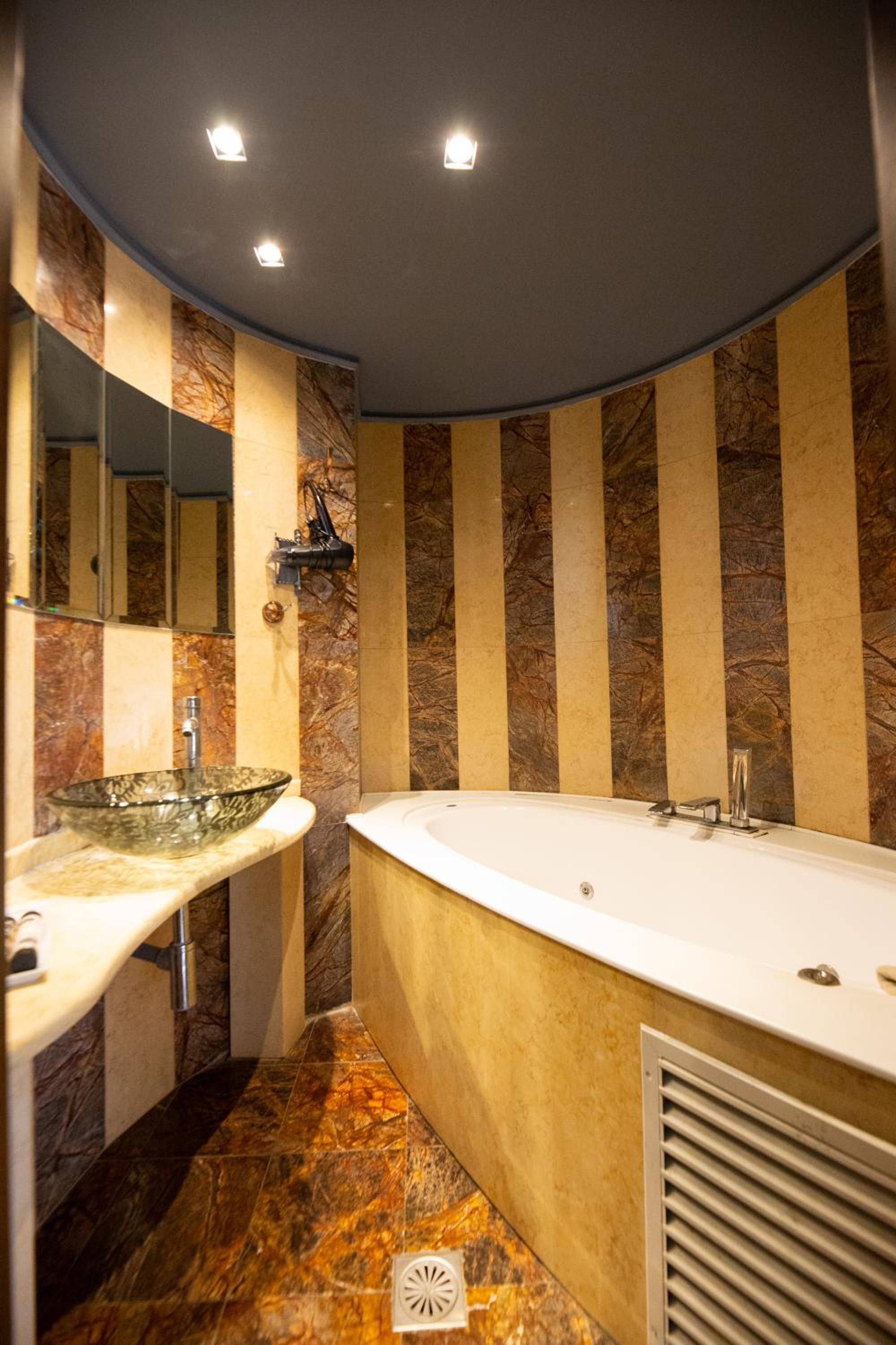 Deluxe Suite with Balcony and City VIew thumbnail 5
