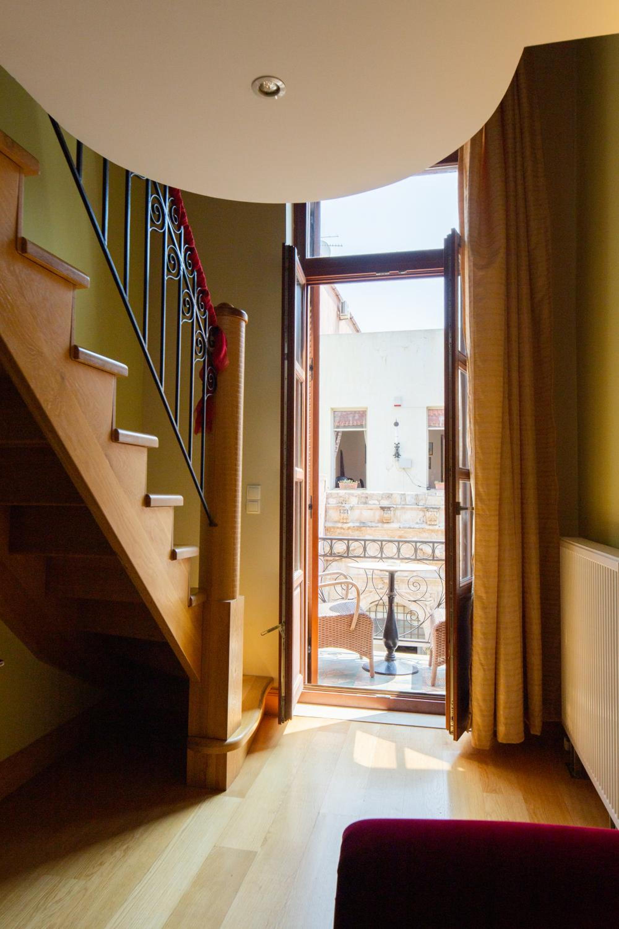 Deluxe Suite with Balcony and City VIew thumbnail 6
