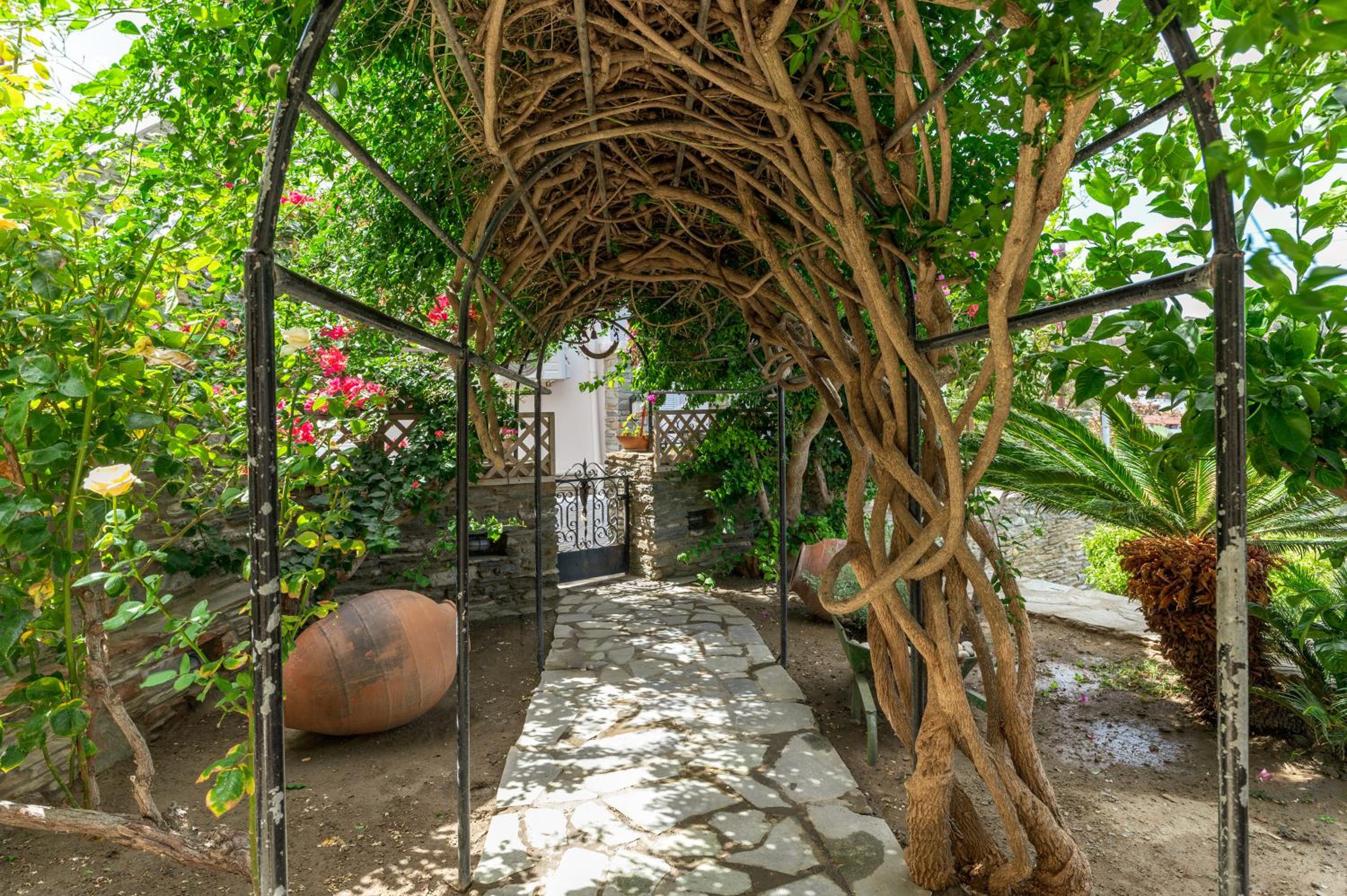 One-Bedroom Apartment with Garden View photo 3