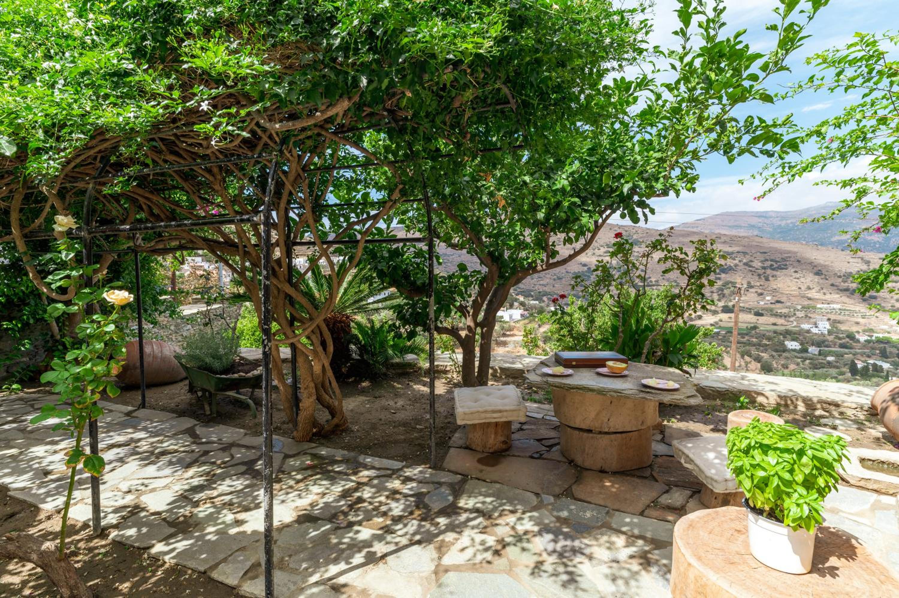 One-Bedroom Apartment with Garden View photo 2