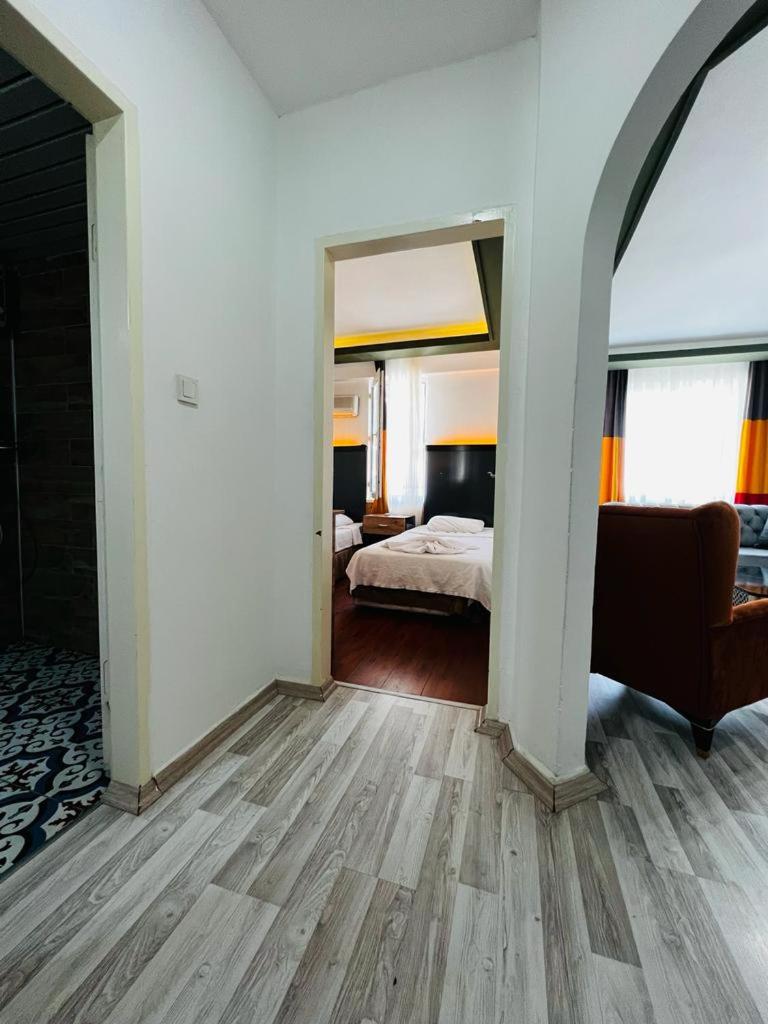 Family Suite with Balcony - Photo 34