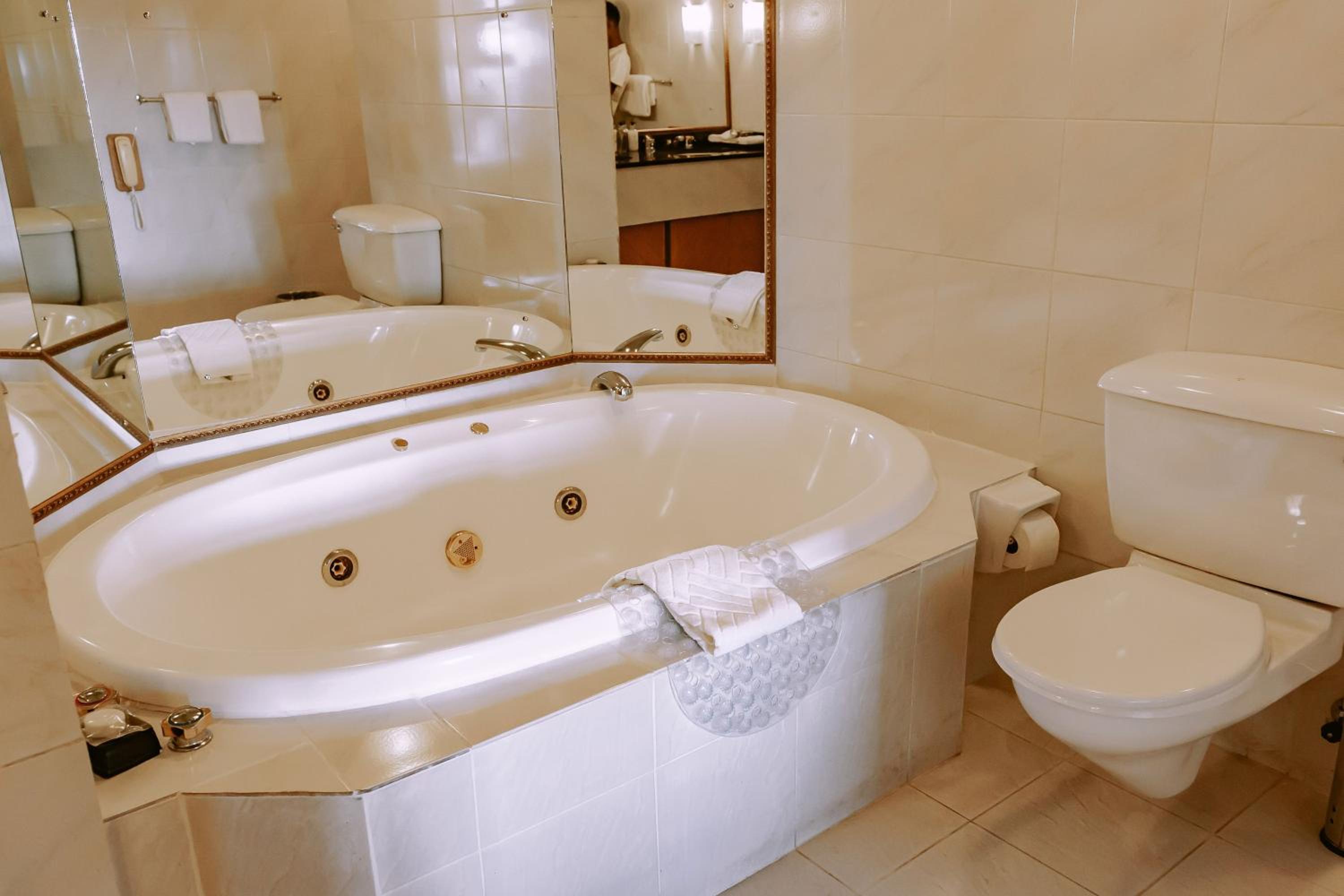 Executive Suite - Photo 2