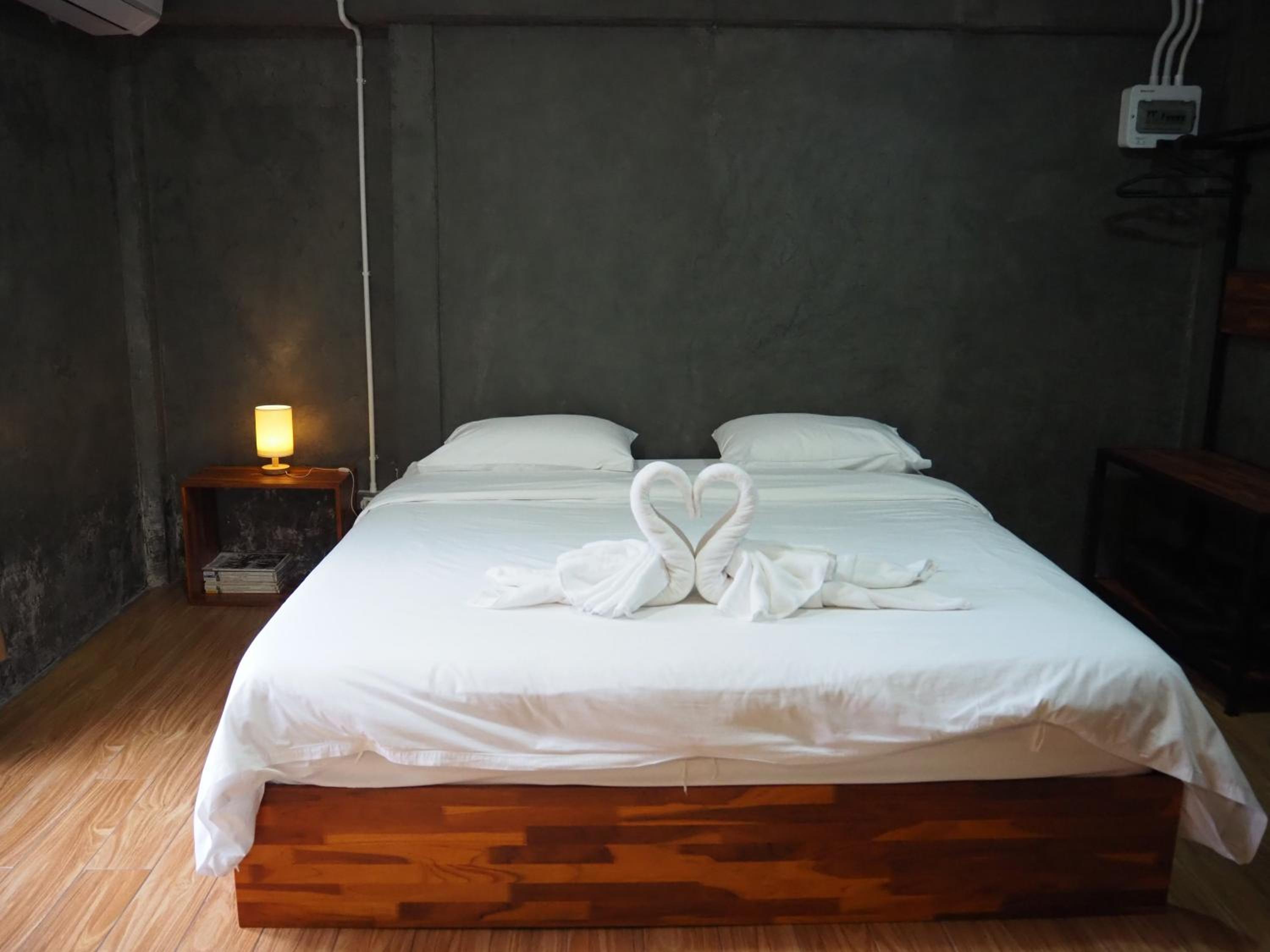 King Room with Balcony - Photo 20