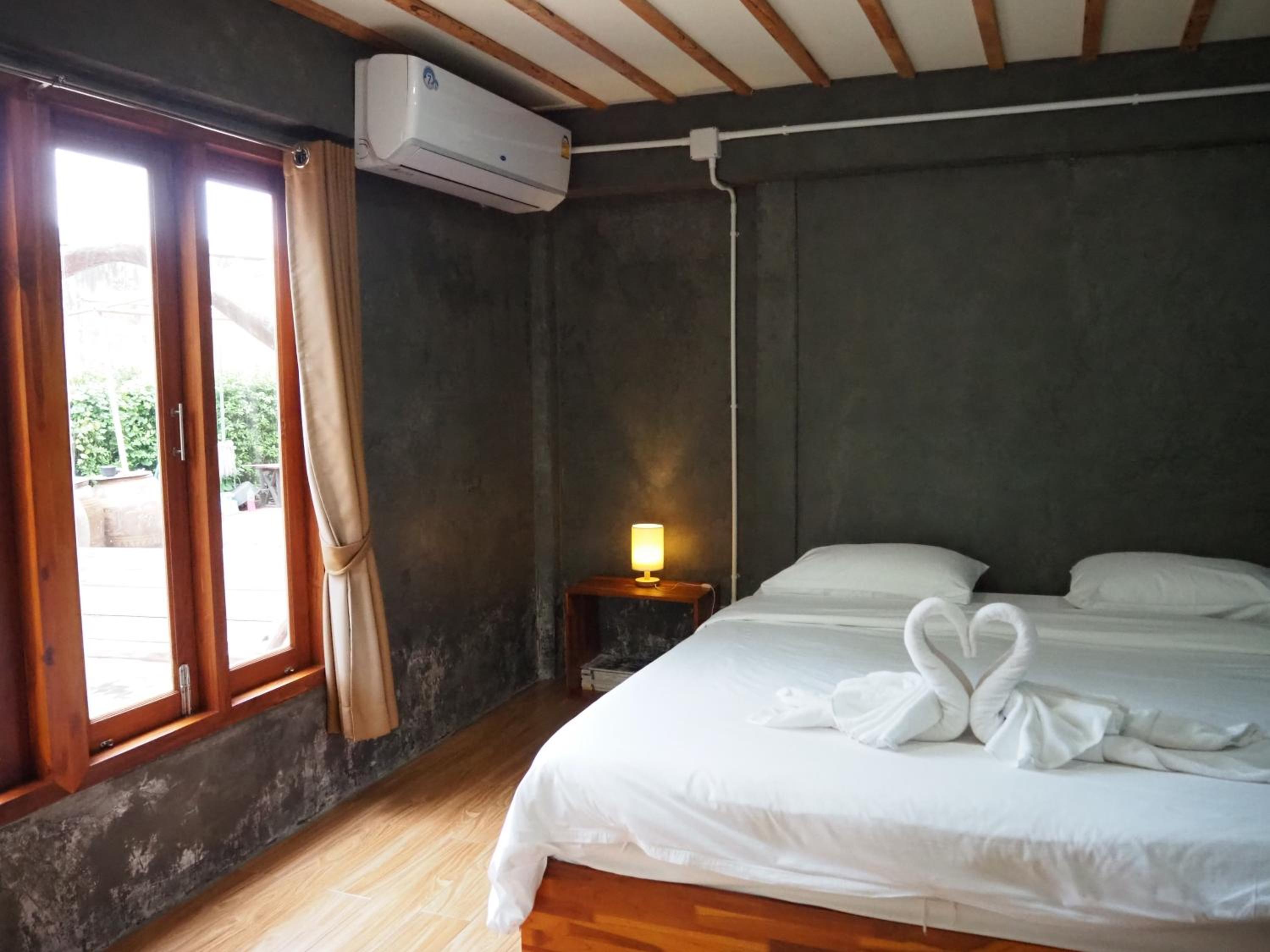 King Room with Balcony - Photo 19