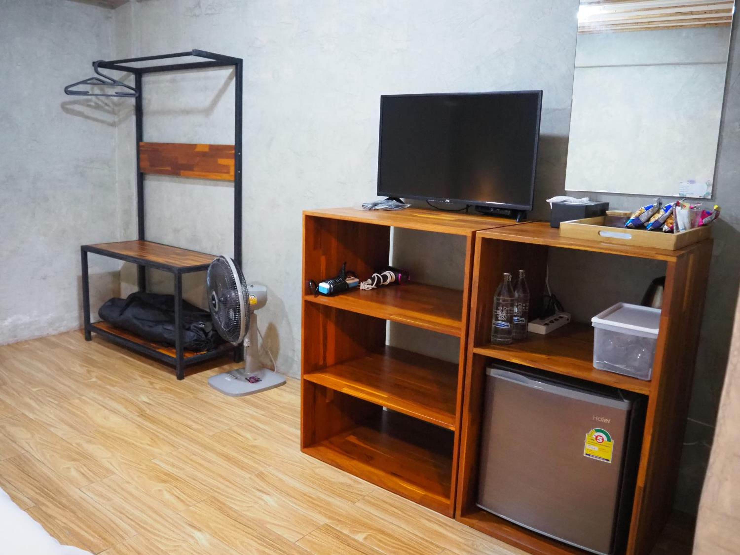 King Room with Balcony - Photo 18