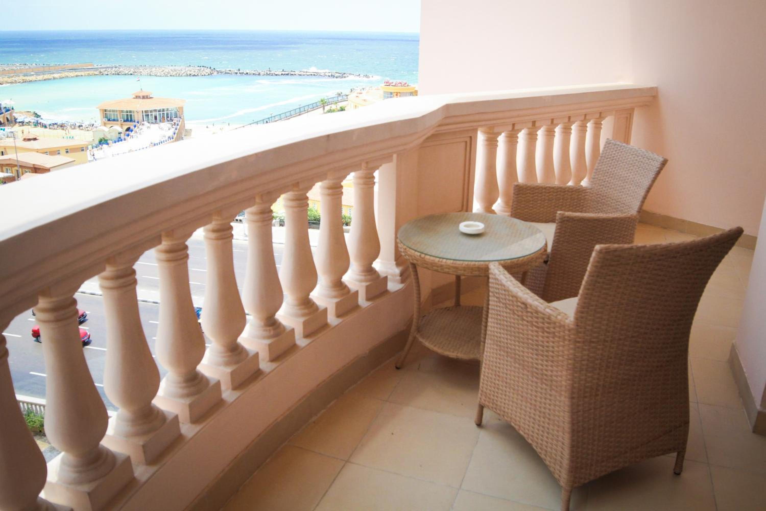 Family Room Sea Front thumbnail 5