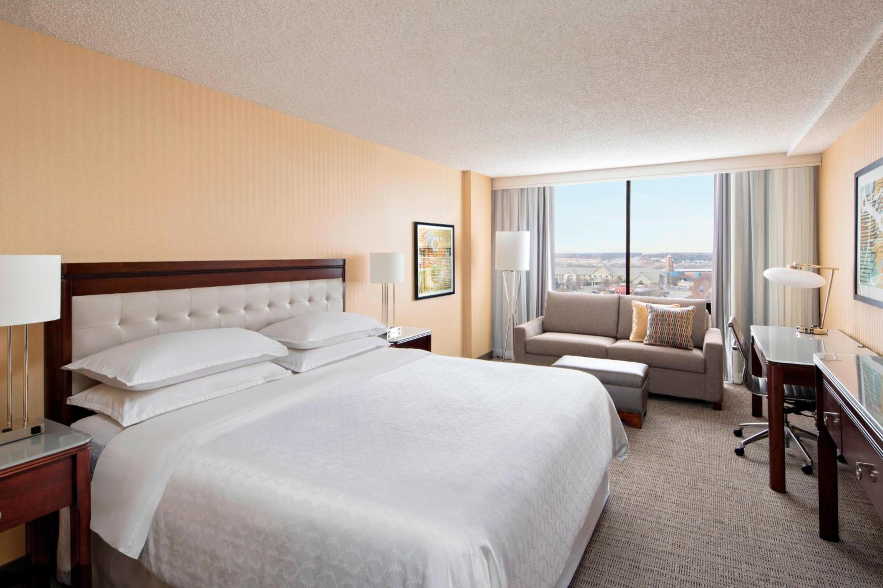Club level, King Bed with Sofa bed